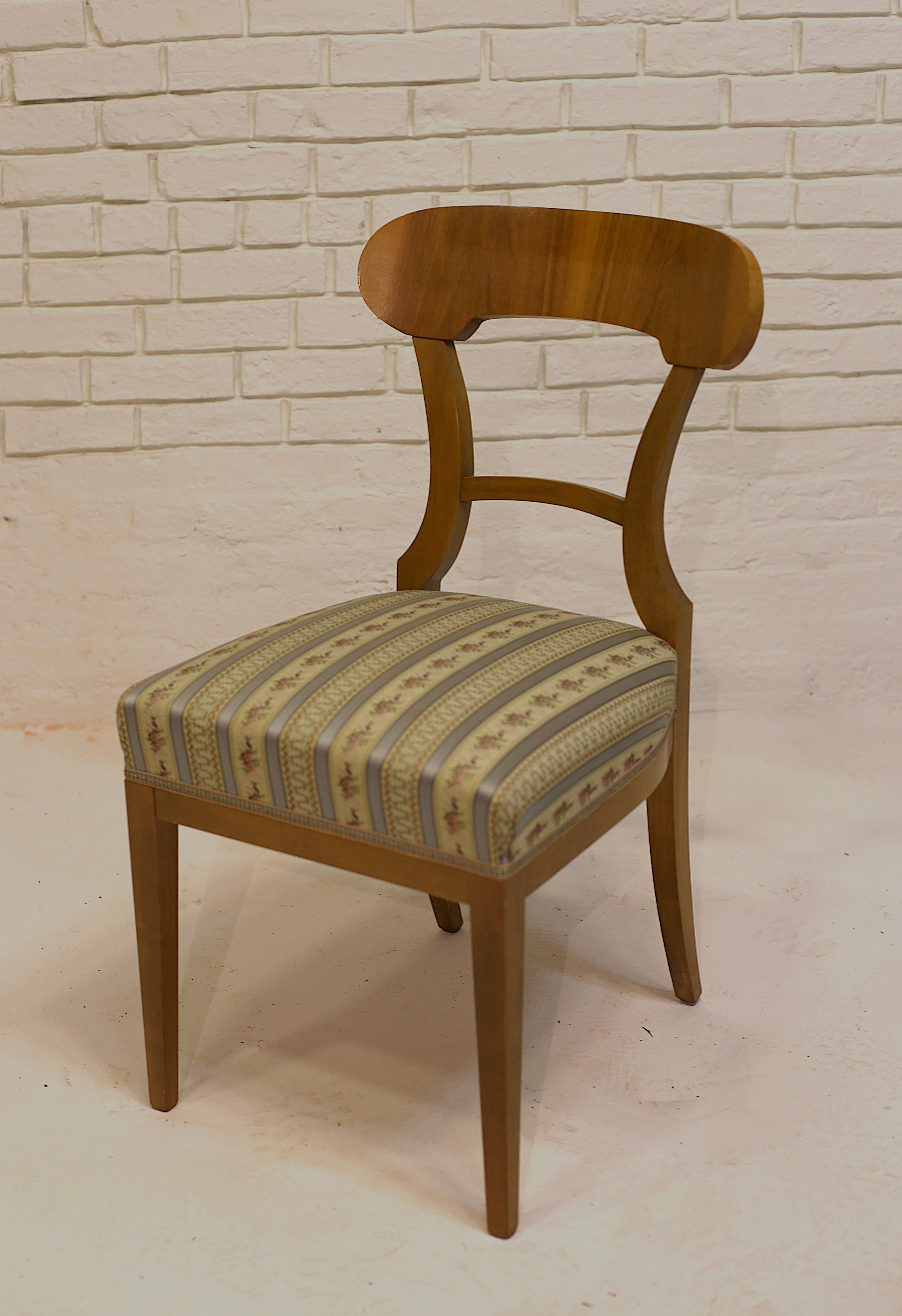 Eleganter Biedermeier Schaufelstuhl aus Österreich mit konisch zulaufenden Beinen und geschwungener Rückenlehne. 

Das ursprüngliche Furnier, das wahrscheinlich einen höheren Glanzgrad aufwies, ist verloren gegangen, könnte aber leicht restauriert