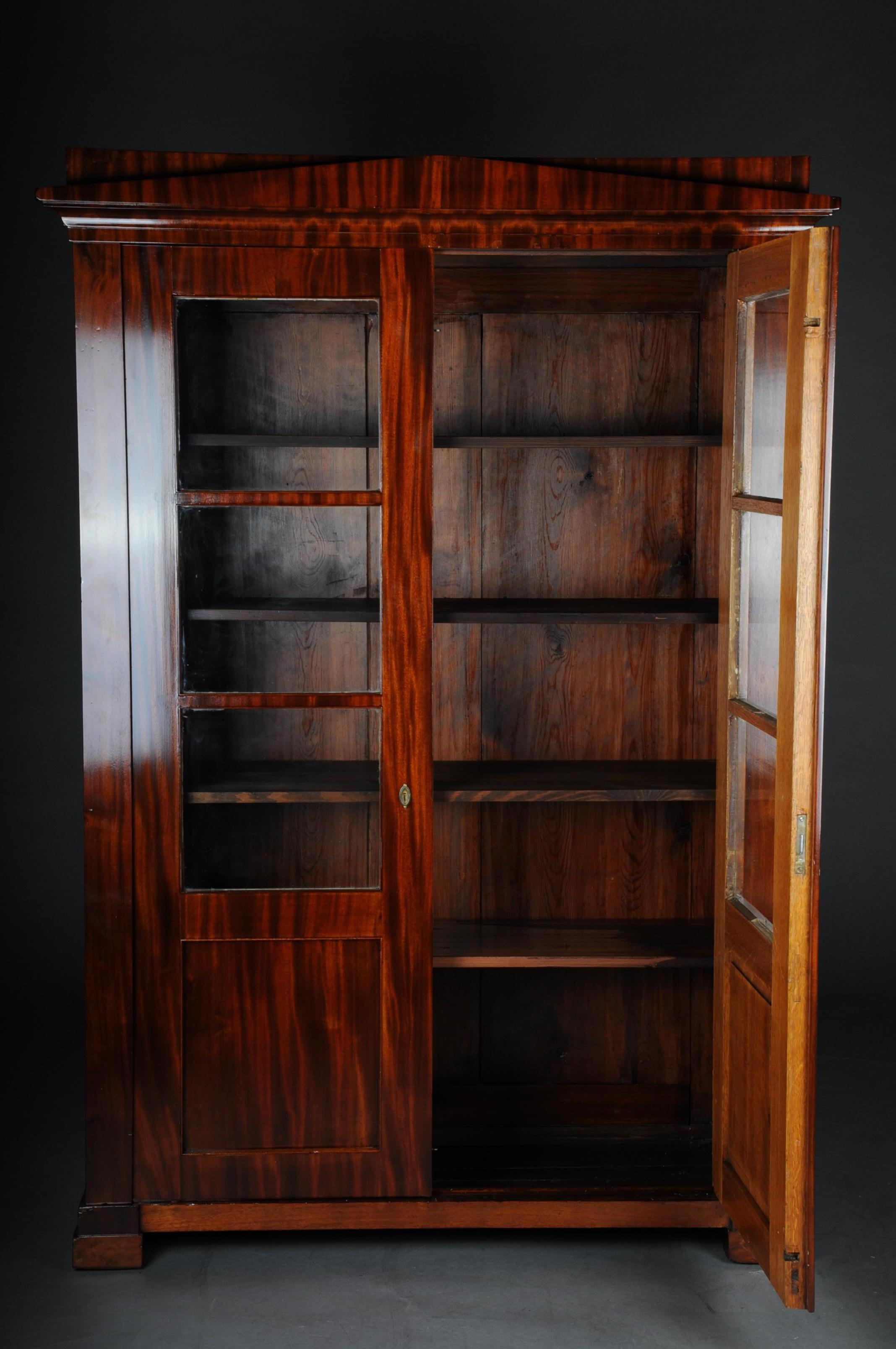 Antike antike Biedermeier-Schrank / Bücherregal, um 1825 (Furnier) im Angebot