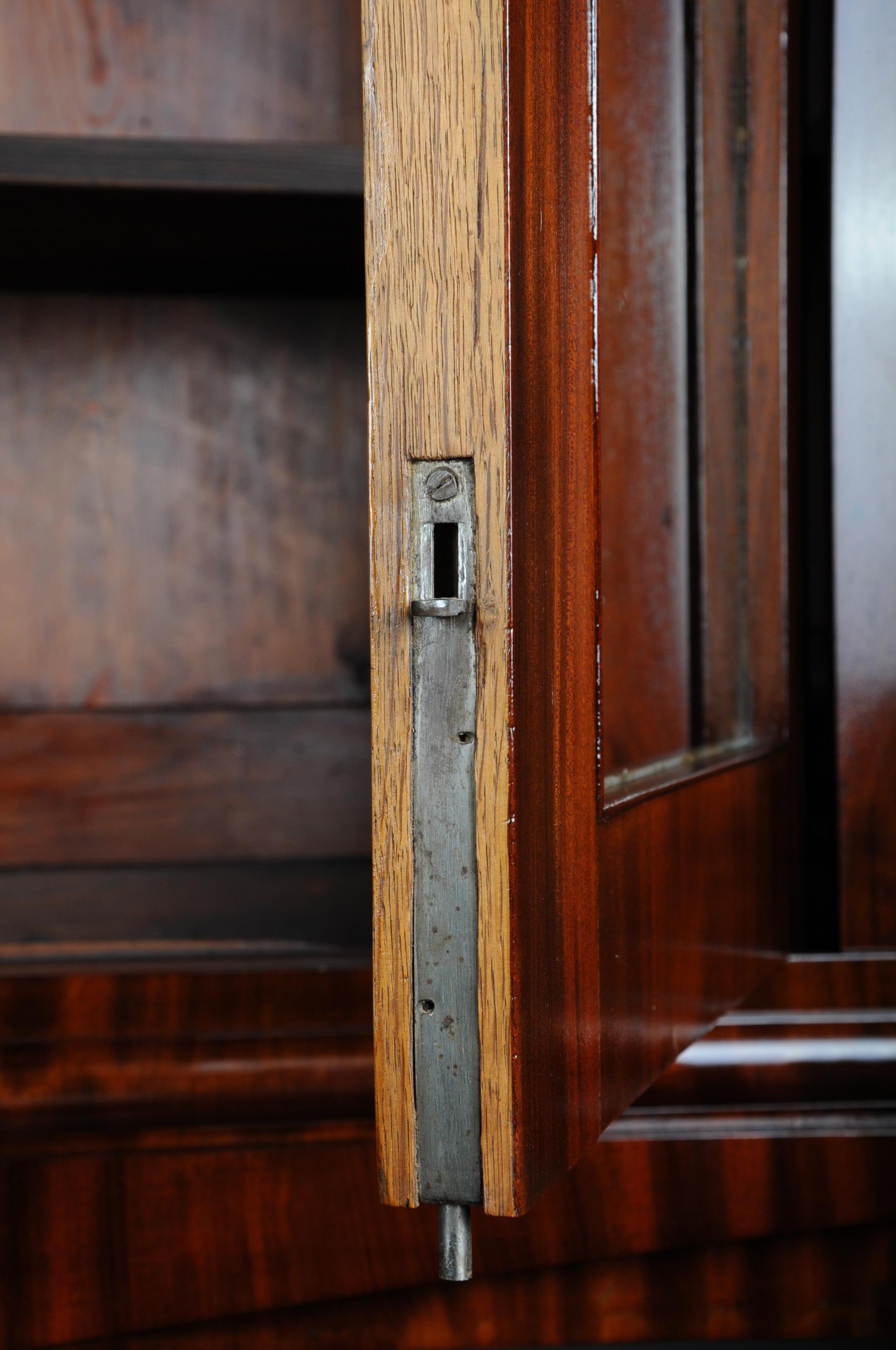 Antike antike Biedermeier-Schrank / Bücherregal, um 1825 (19. Jahrhundert) im Angebot