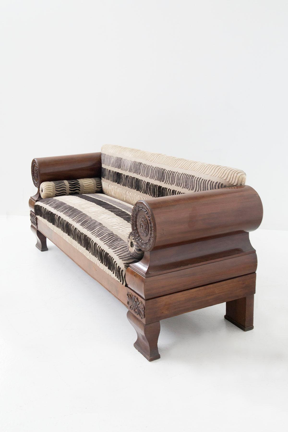 Canapé Biedermeier ancien en tissu de velours et bois sculpté en vente 4