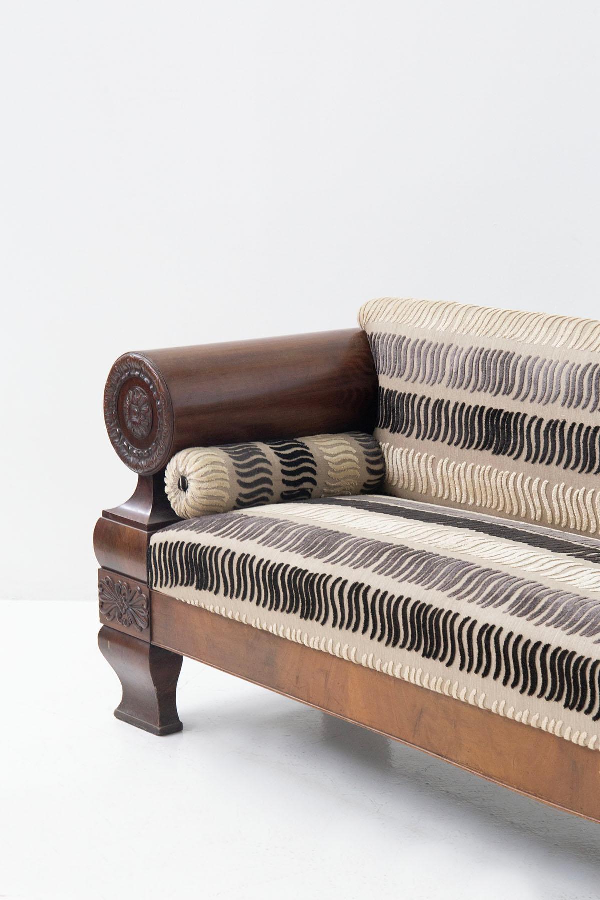Antikes Biedermeier-Sofa aus Samtstoff und geschnitztem Holz (Neoklassisch) im Angebot