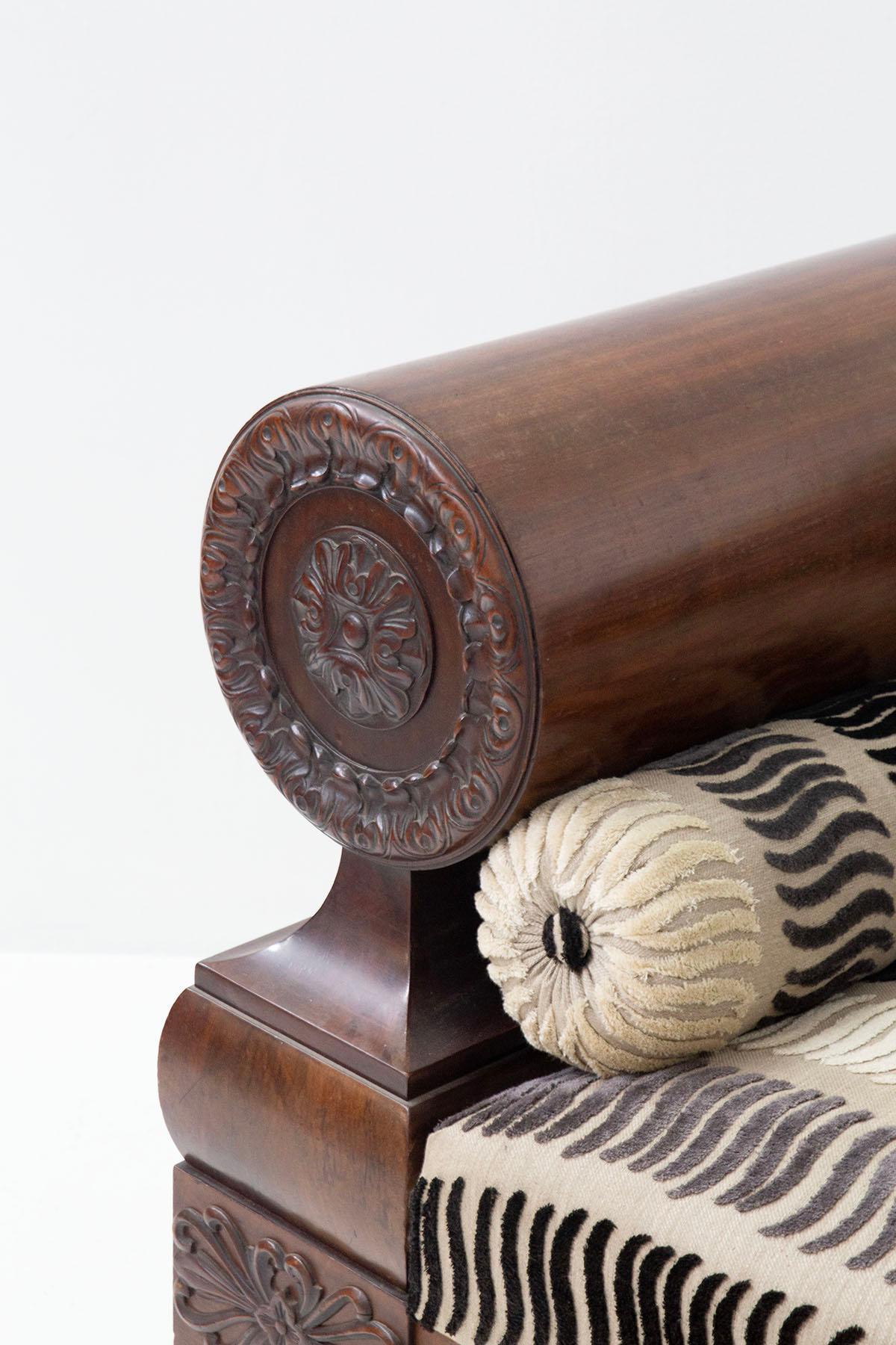 Antikes Biedermeier-Sofa aus Samtstoff und geschnitztem Holz im Zustand „Gut“ im Angebot in Milano, IT