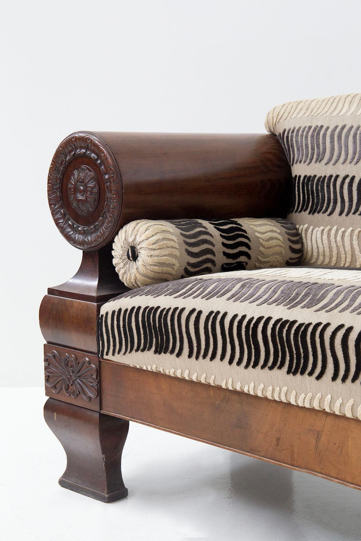 Antikes Biedermeier-Sofa aus Samtstoff und geschnitztem Holz im Angebot 1