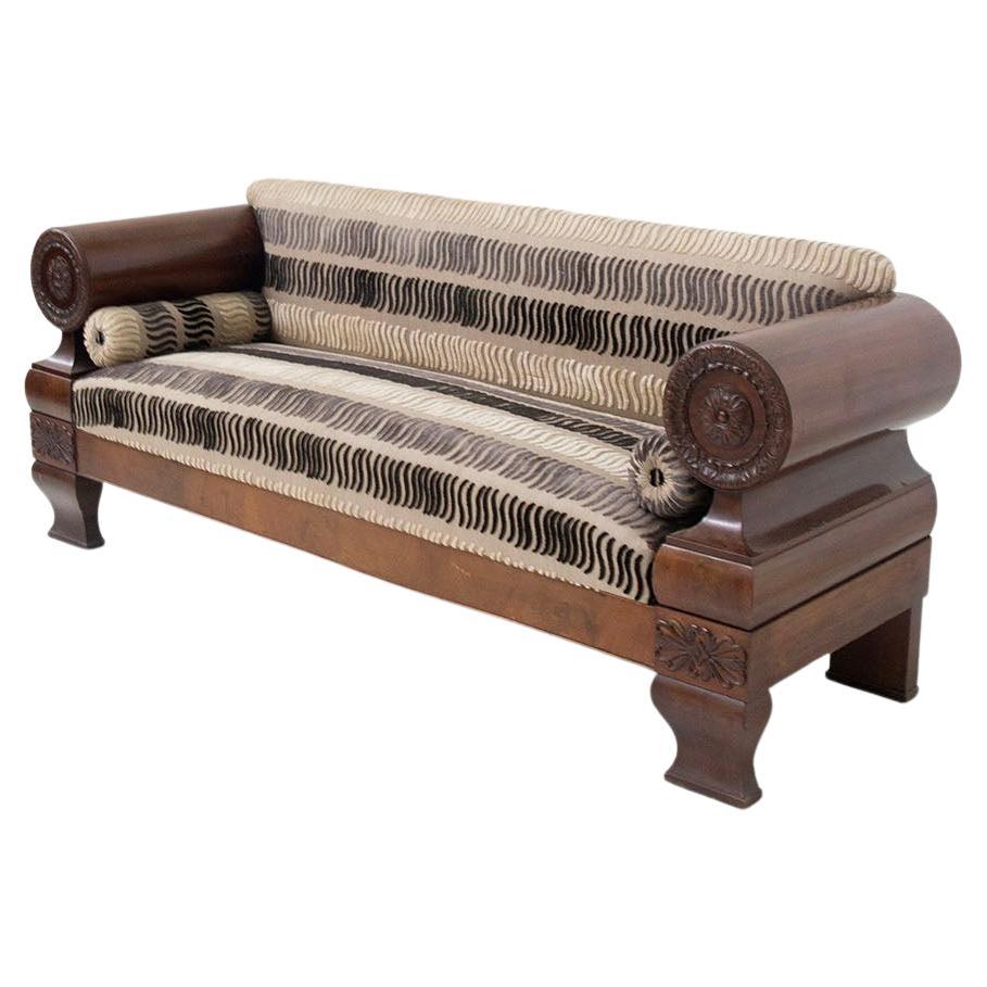 Canapé Biedermeier ancien en tissu de velours et bois sculpté