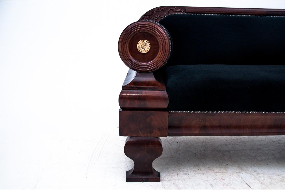 Antique sofa from around 1870. This piece of furniture has been renovated with new black upholstery.

Dimensions: height 91 cm / height of the seat. 52 cm / width 195 cm / dep. 70 cm.