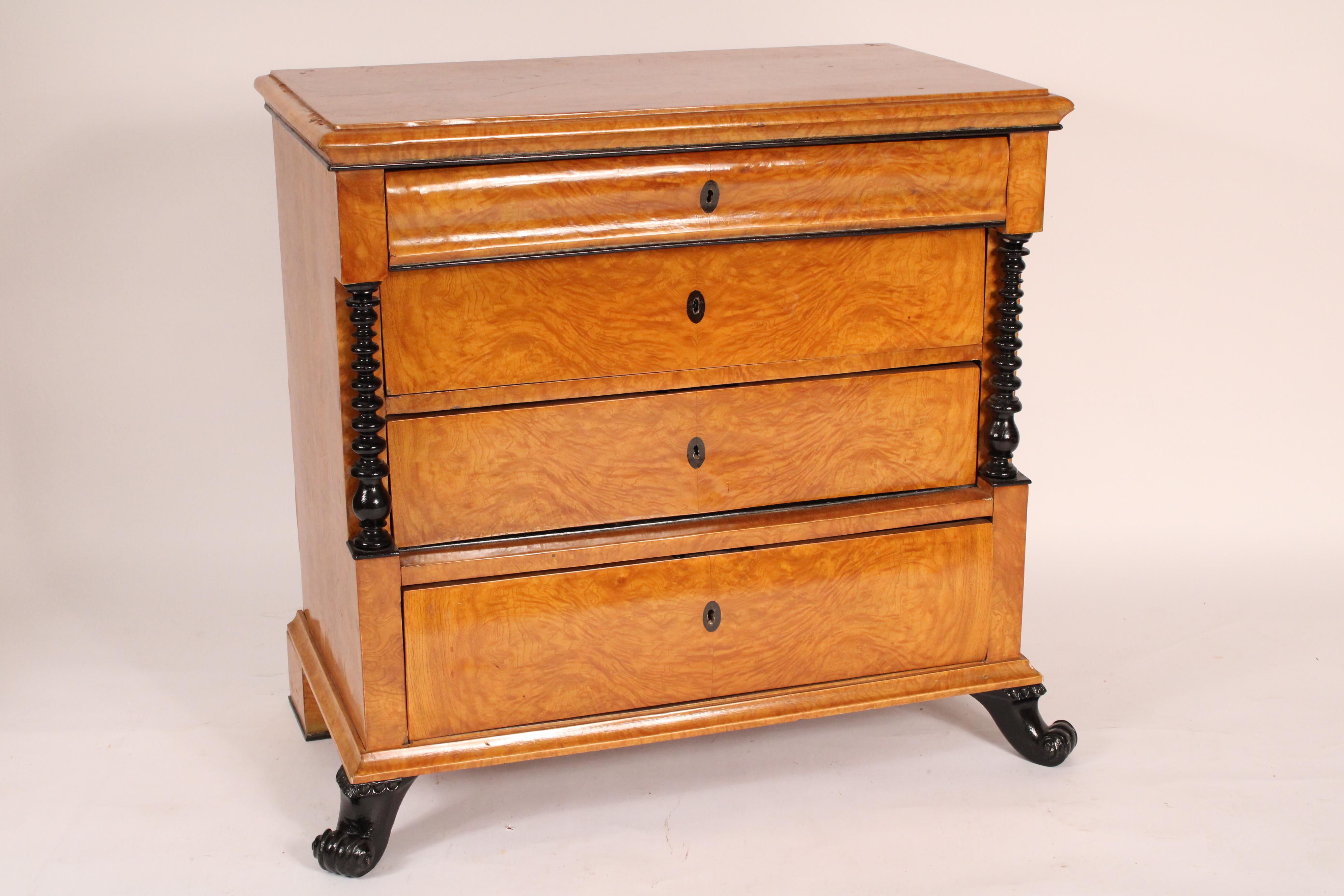 Antico cassettone in betulla in stile Biedermeier In condizioni buone in vendita a Laguna Beach, CA