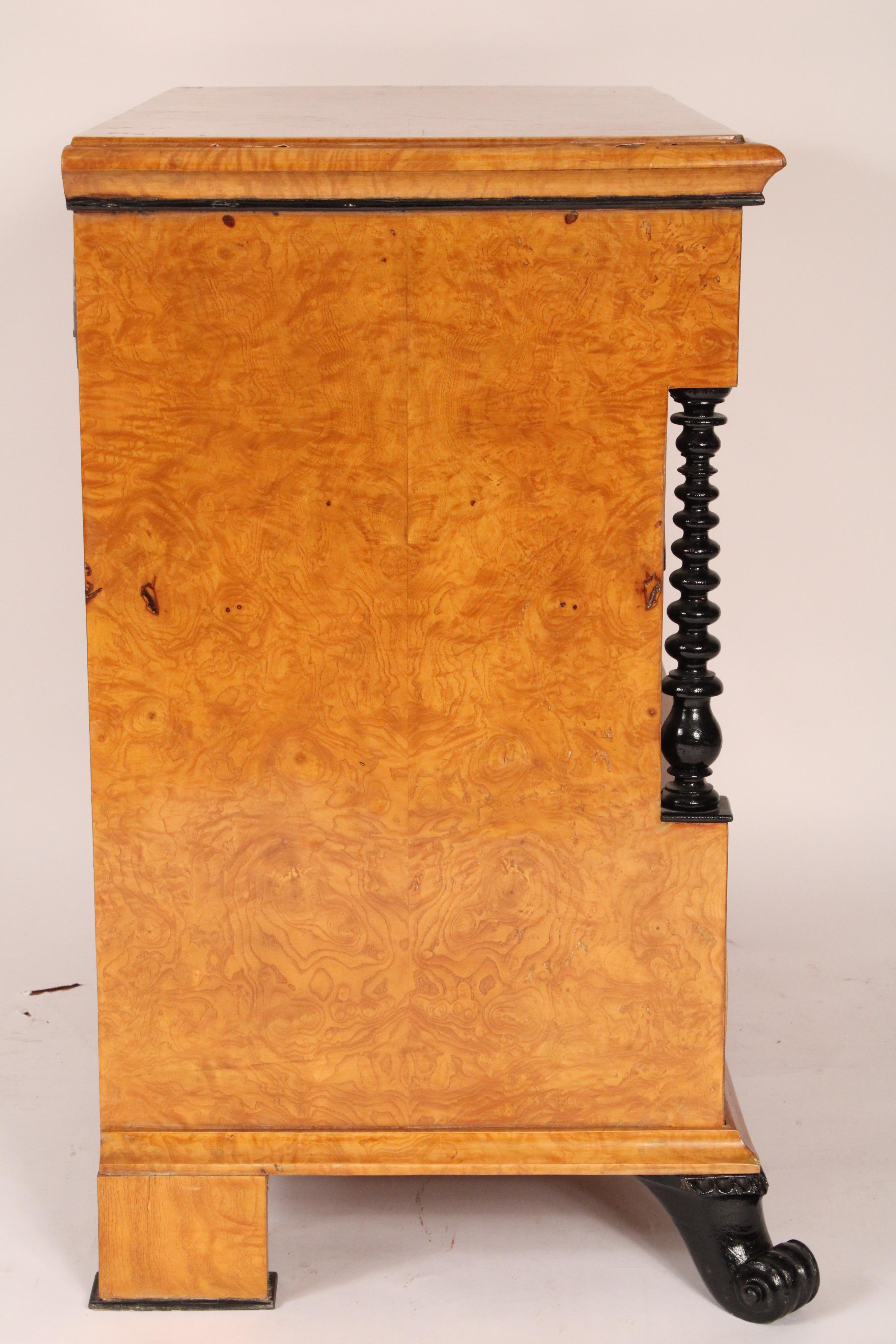 XIX secolo Antico cassettone in betulla in stile Biedermeier in vendita