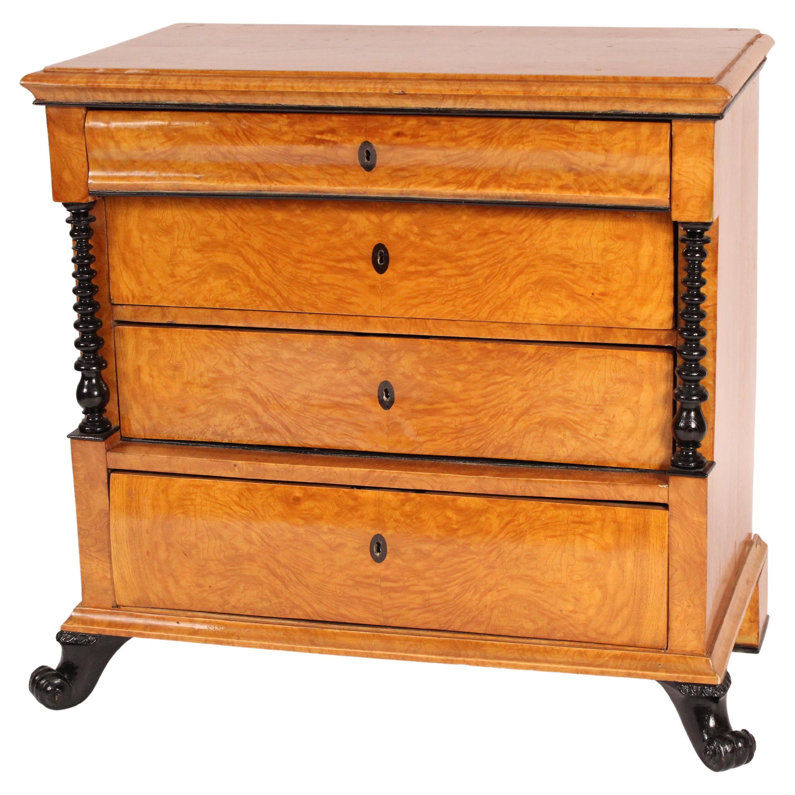 Antico cassettone in betulla in stile Biedermeier in vendita