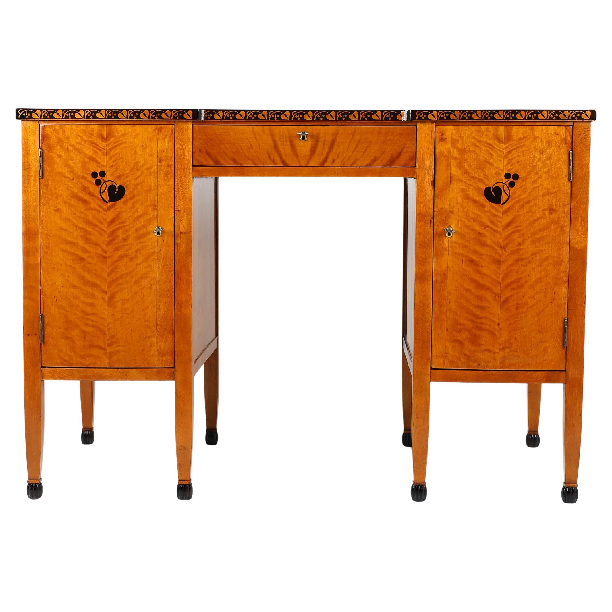 Antiker Biedermeier-Schreibtisch - ein zeitloses Meisterwerk

Verschönern Sie Ihr Interieur mit diesem exquisiten antiken Schreibtisch im Empire- und Biedermeier-Stil aus dem Jahr 1900. Seine Eleganz wird durch die sorgfältige Politur unterstrichen,