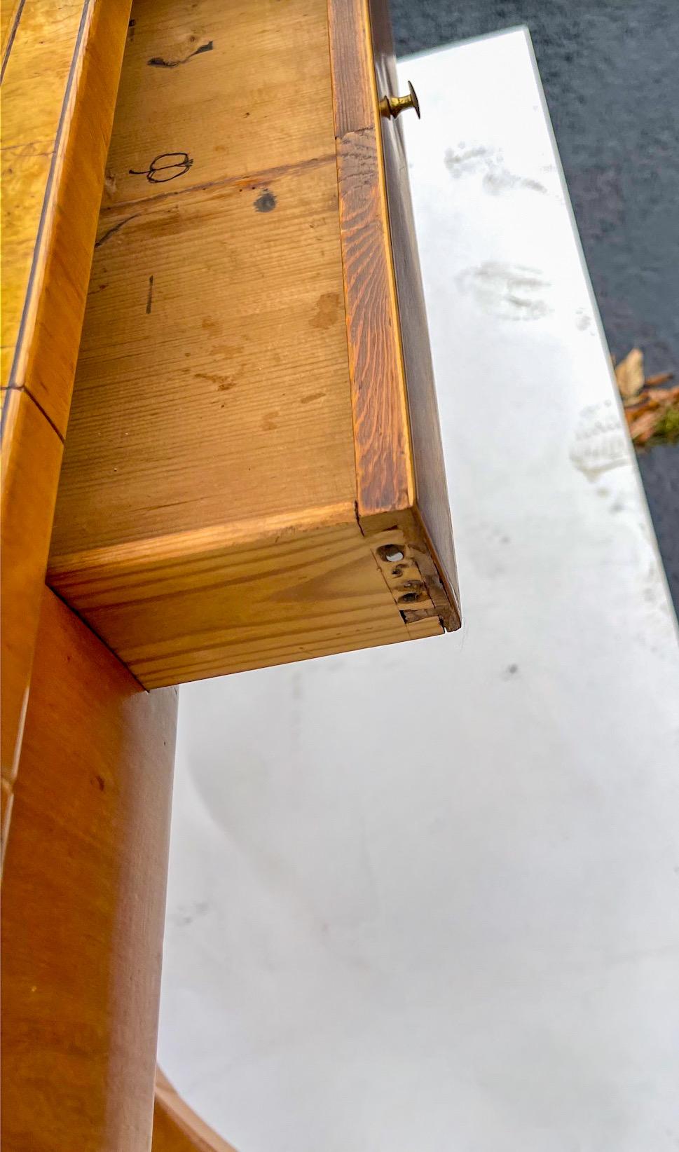 Antigua Mesa de Hoja Caída de Madera Satinada Estilo Biedermeier con Pedestal y Patas Ebonizadas Europeo en venta