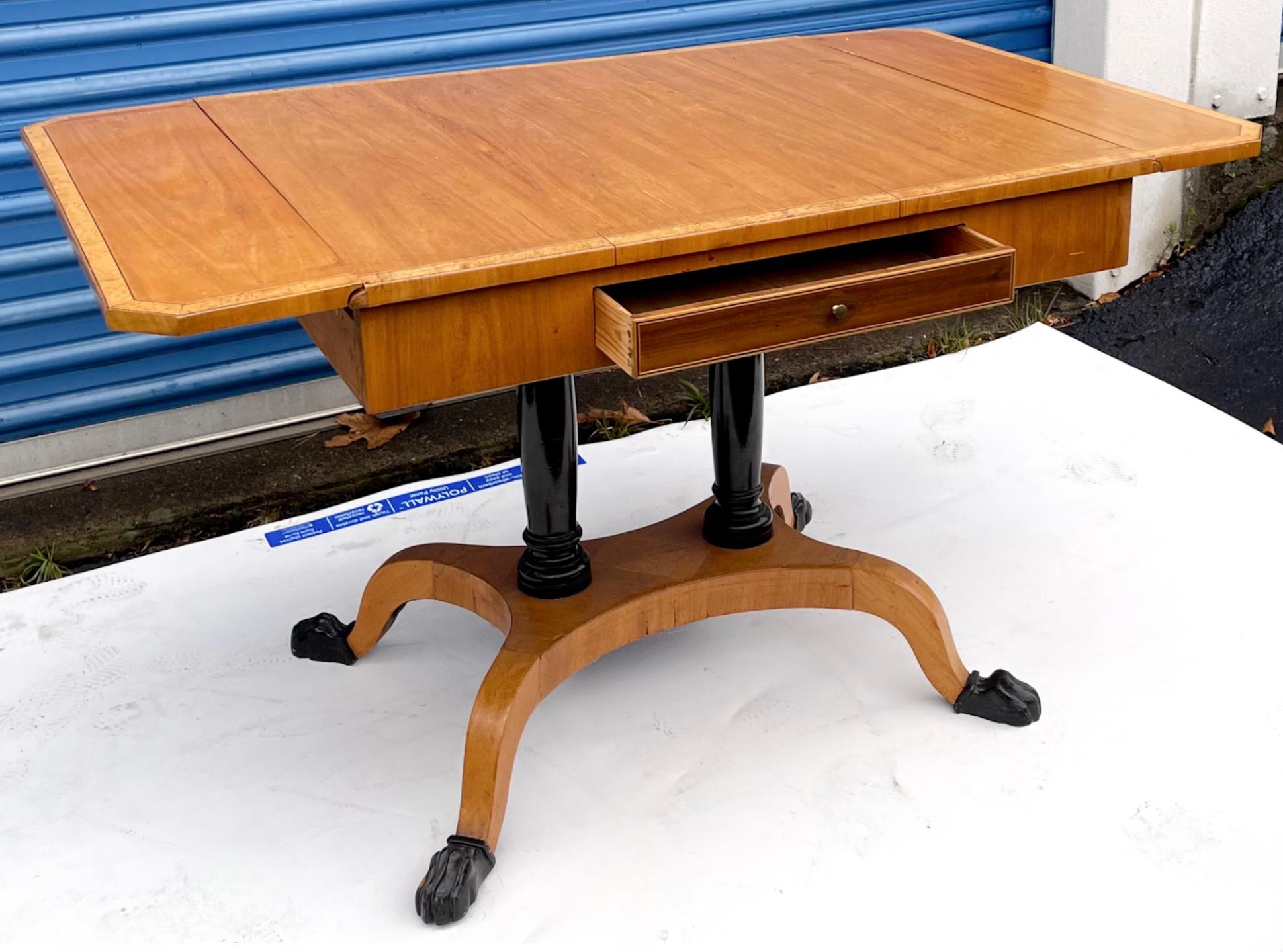 Antigua Mesa de Hoja Caída de Madera Satinada Estilo Biedermeier con Pedestal y Patas Ebonizadas en Bueno estado para la venta en Kennesaw, GA