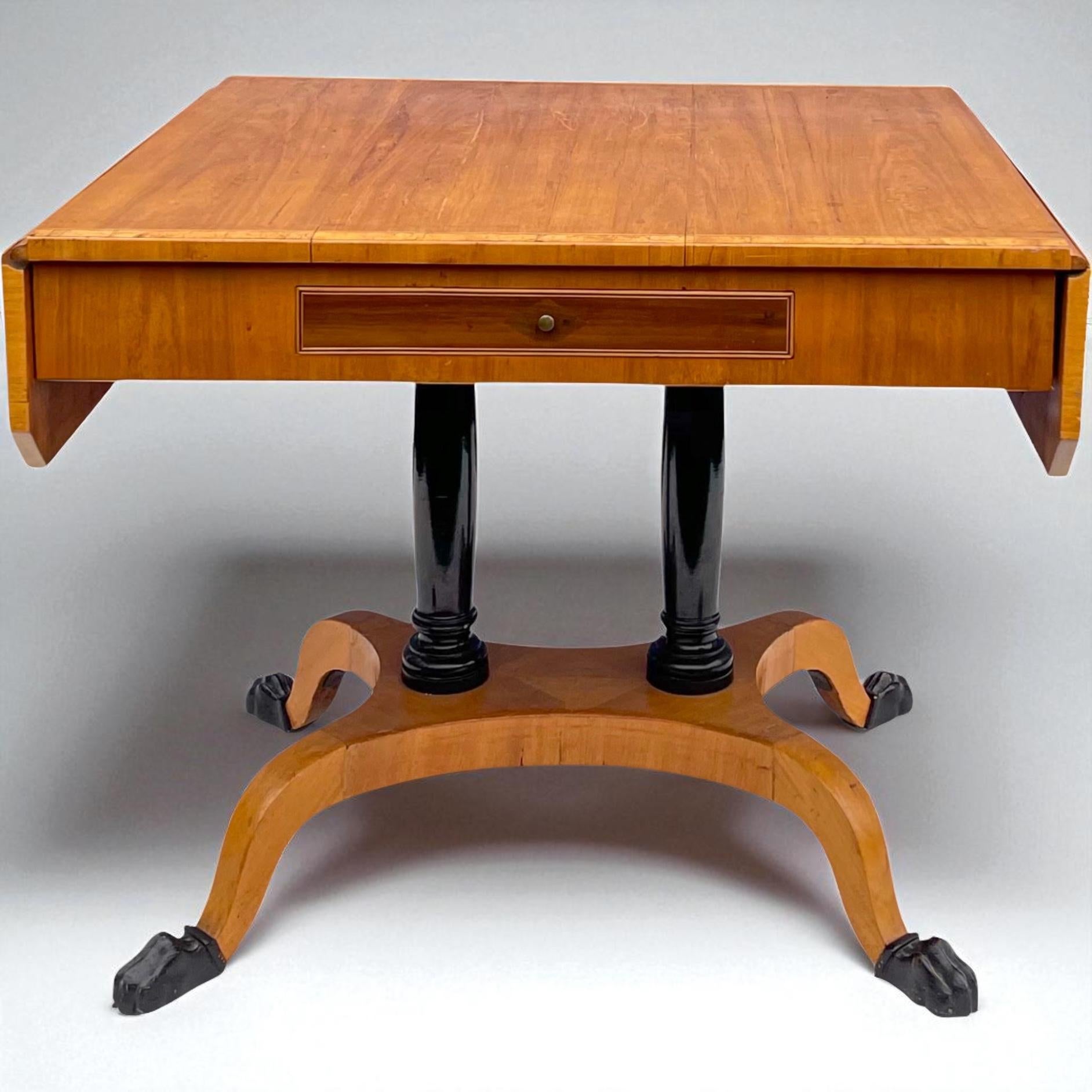 Antigua Mesa de Hoja Caída de Madera Satinada Estilo Biedermeier con Pedestal y Patas Ebonizadas siglo XIX en venta
