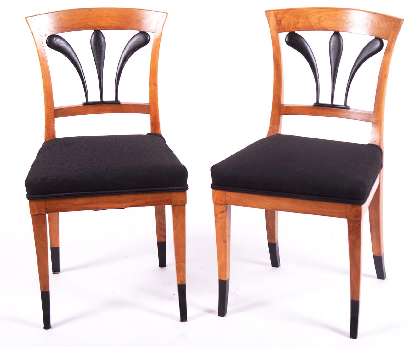 Paire de chaises d'appoint anciennes de style Biedermeier. La tête de lit est incurvée et le dossier est en forme d'éventail ébonisé. L'assise est tapissée et repose sur des pieds fuselés.

Dimensions
32 x 18 x 16 pouces
Hauteur du siège -