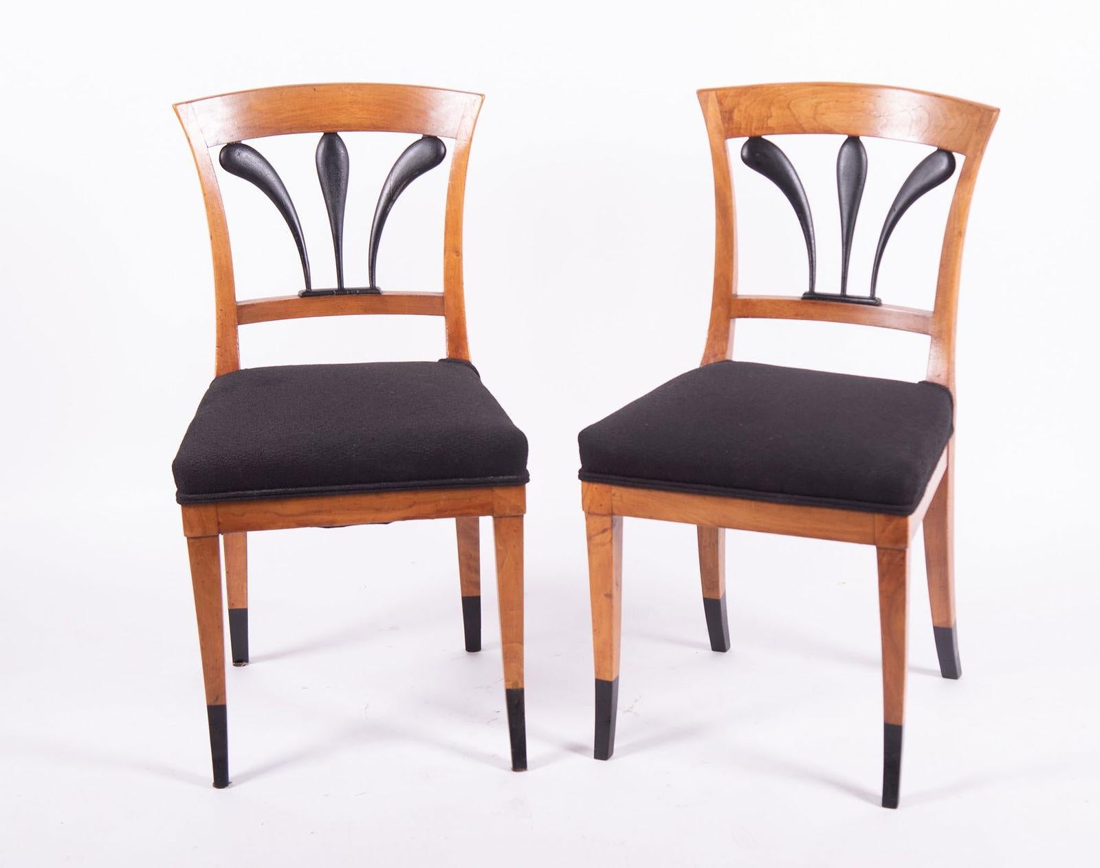 Américain Paire de chaises d'appoint anciennes de style Biedermeier en vente