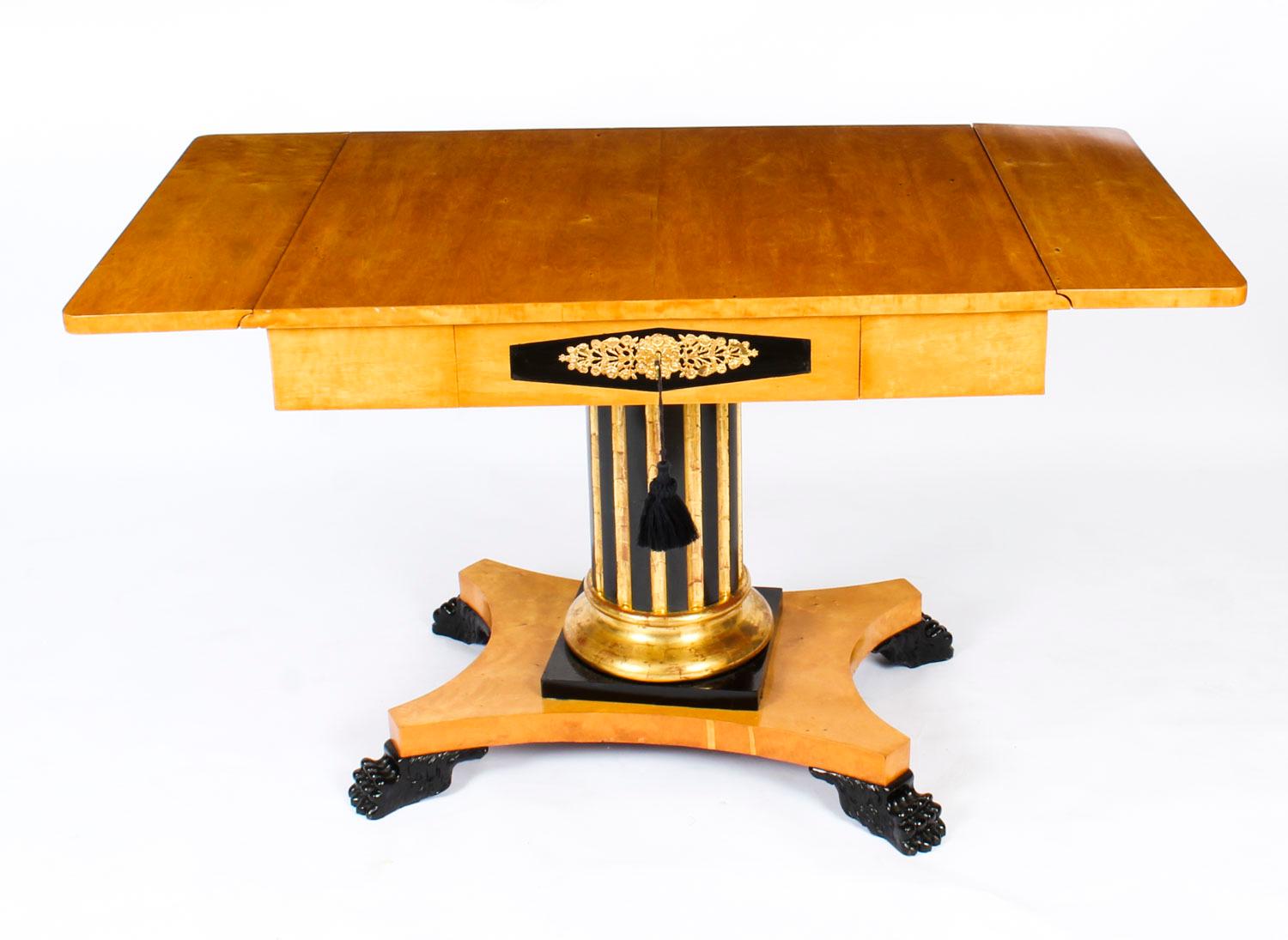 Suédois Ancienne table de canapé suédoise Biedermeier en bouleau et bronze doré, 19ème siècle en vente