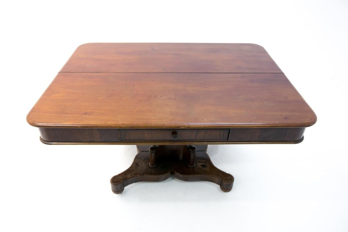 Biedermeier table, Northern Europe, circa 1840.

Wood: mahogany

Dimensions: height 76 cm, tabletop 95 cm x 130 cm / when unfolded, length 400 cm!