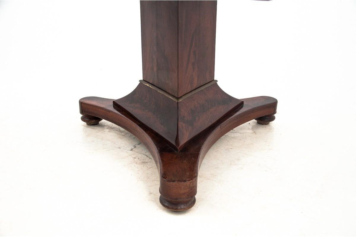 Antique Biedermeier table, Scandinavia, circa 1850.

Very good condition. After renovation 

Wood: Mahogany

Dimensions: Height 74 cm, width 131 cm, length 113 - after unfolding - 263 cm.