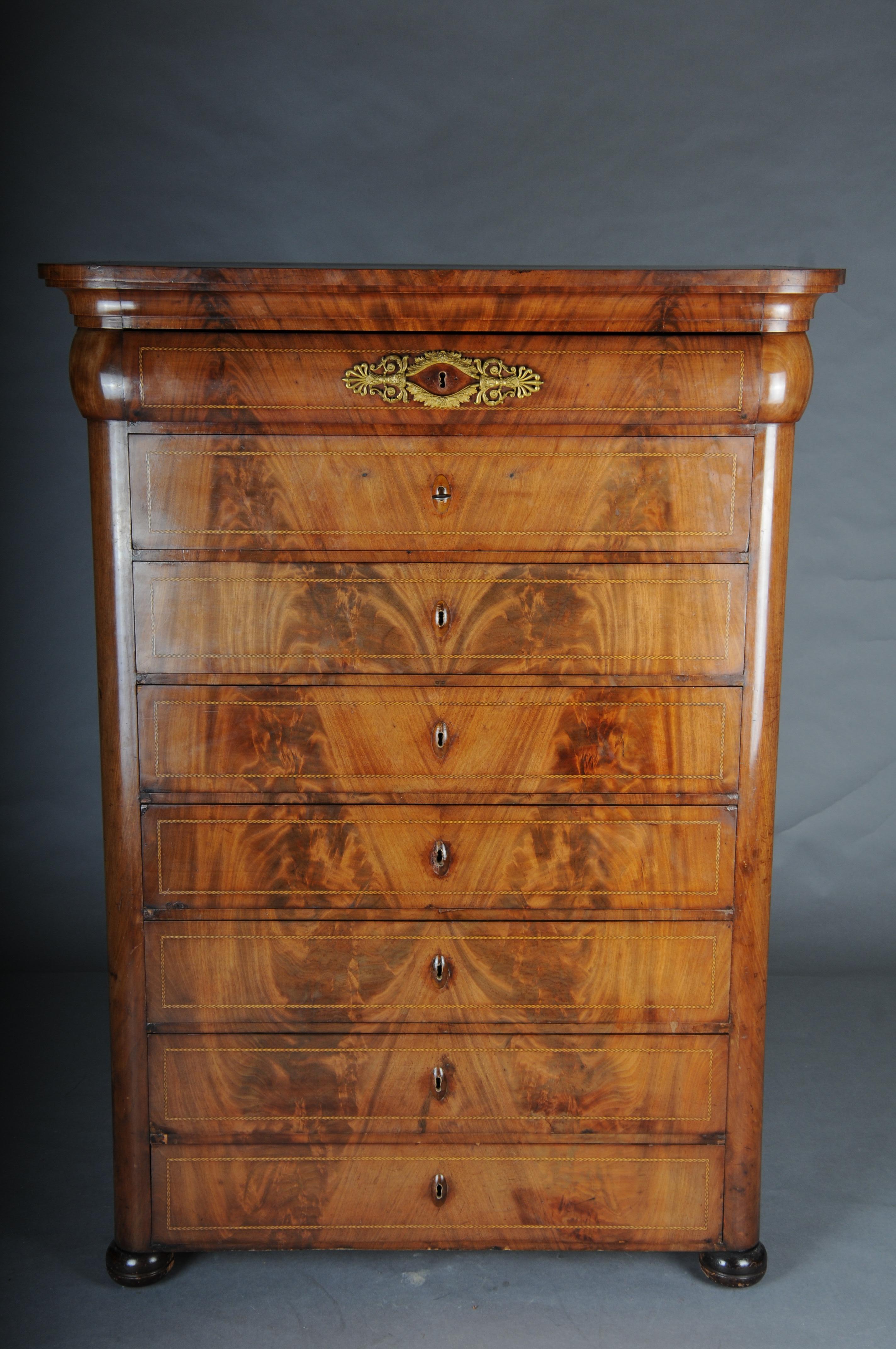 Antigua cómoda alta Biedermeier/Chiffoniere, caoba con arce, circa 1830

Madera maciza, chapado de caoba con arce sobre madera blanda

Cuerpo alto y rectangular con 8 frentes de cajones. La cómoda alta se apoya sobre 4 patas de bola aplanadas.