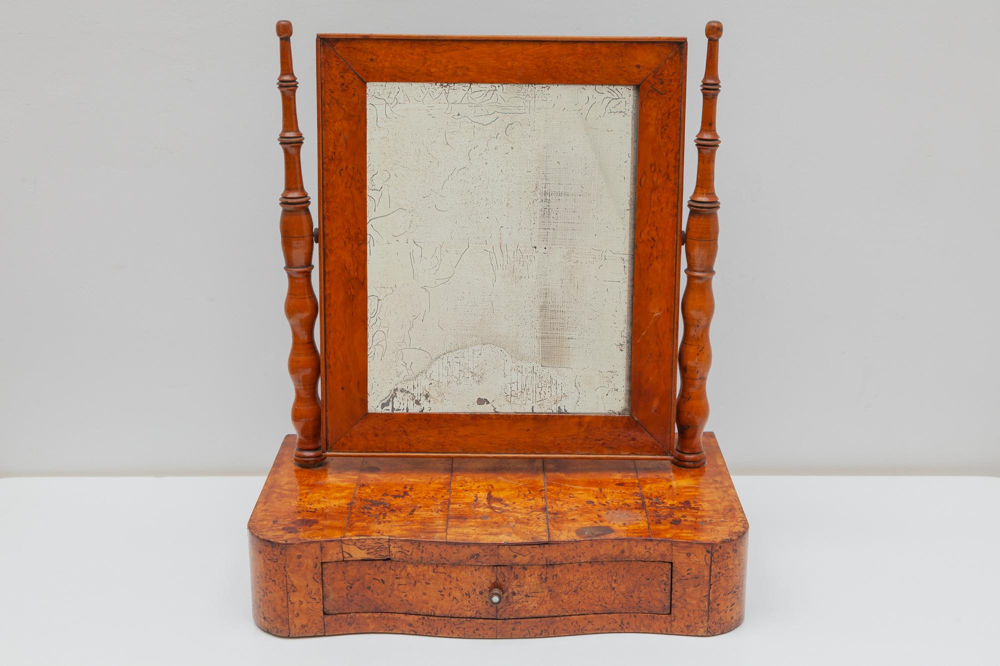 Schöner Biedermeier-Tischspiegel aus dem 19. Jahrhundert aus der zweiten Periode in Österreich, um 1850. Der schöne Kosmetikspiegel wurde mit feinem Wurzelholz furniert und mit einer glänzenden, von Hand polierten Schellackoberfläche versehen. Der