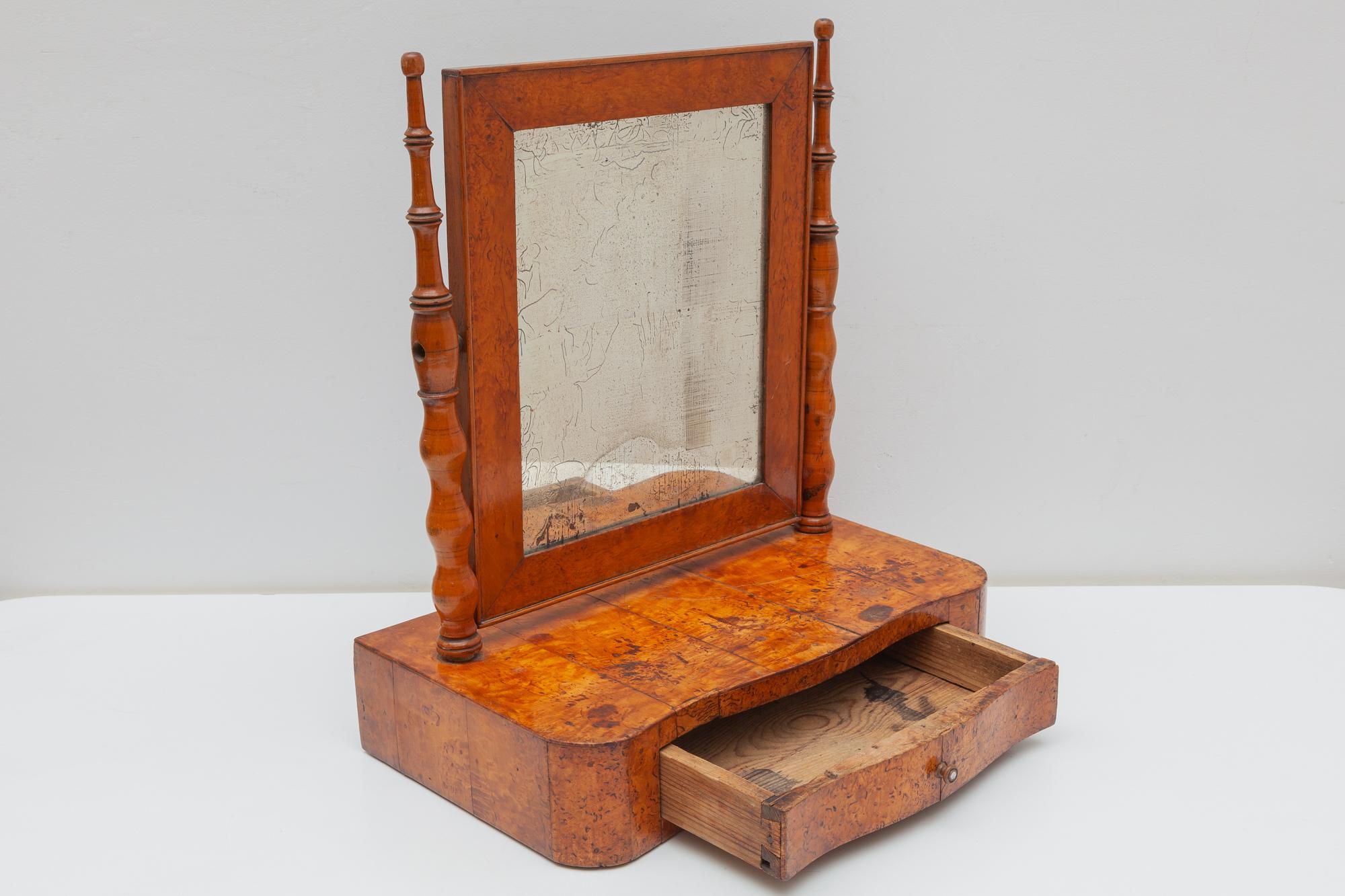 Fait main Antique Biedermeier Vanity Table Mirror in Burlwood, 19e siècle, Allemagne en vente