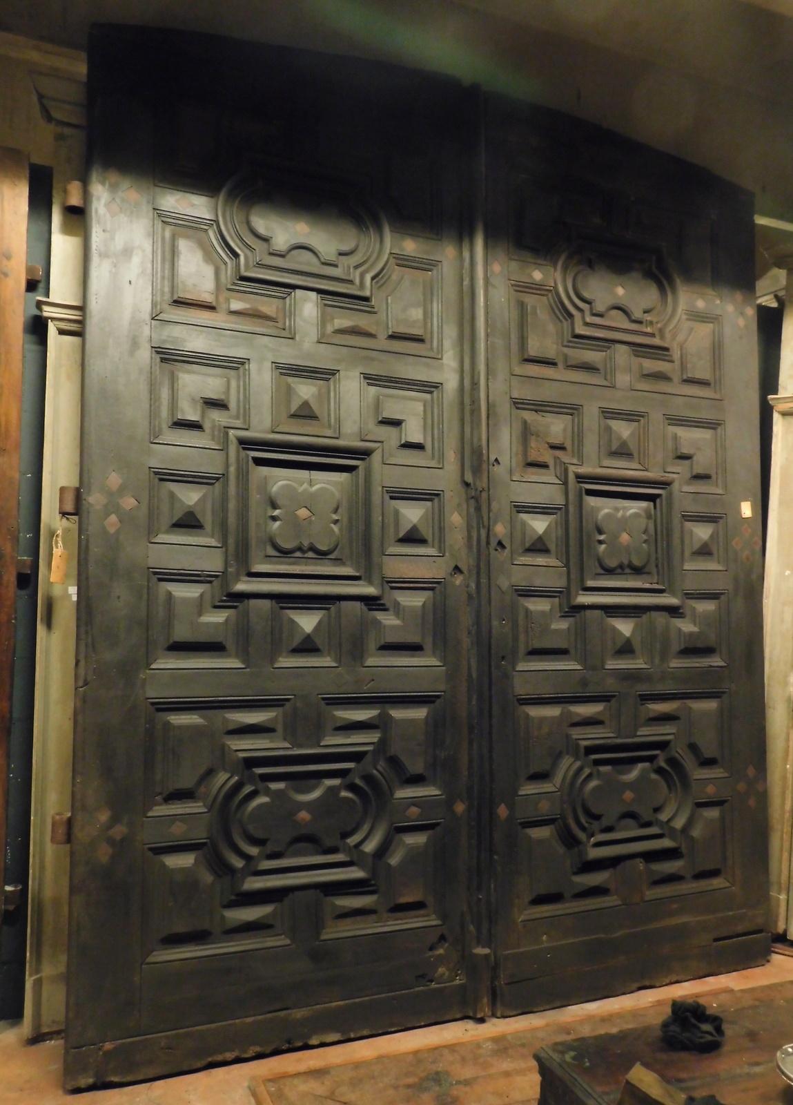 Ancient and very large, main door, large entrance door, built and sculpted entirely by hand in precious and very solid walnut wood, with many panels carved in period tiles, built in the 17th century, for an important historical palace of nobles in