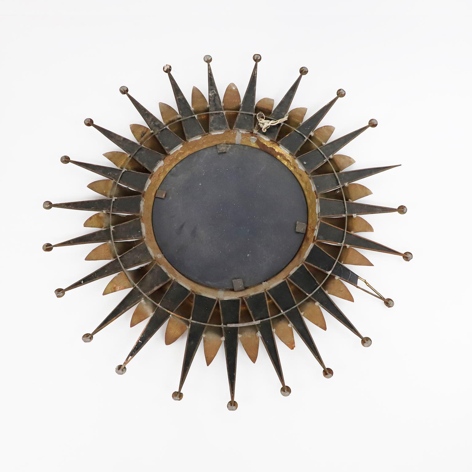 Antique Big Size Mexican Artisanal Sunburst Mirror In Fair Condition For Sale In Mexico City, CDMX