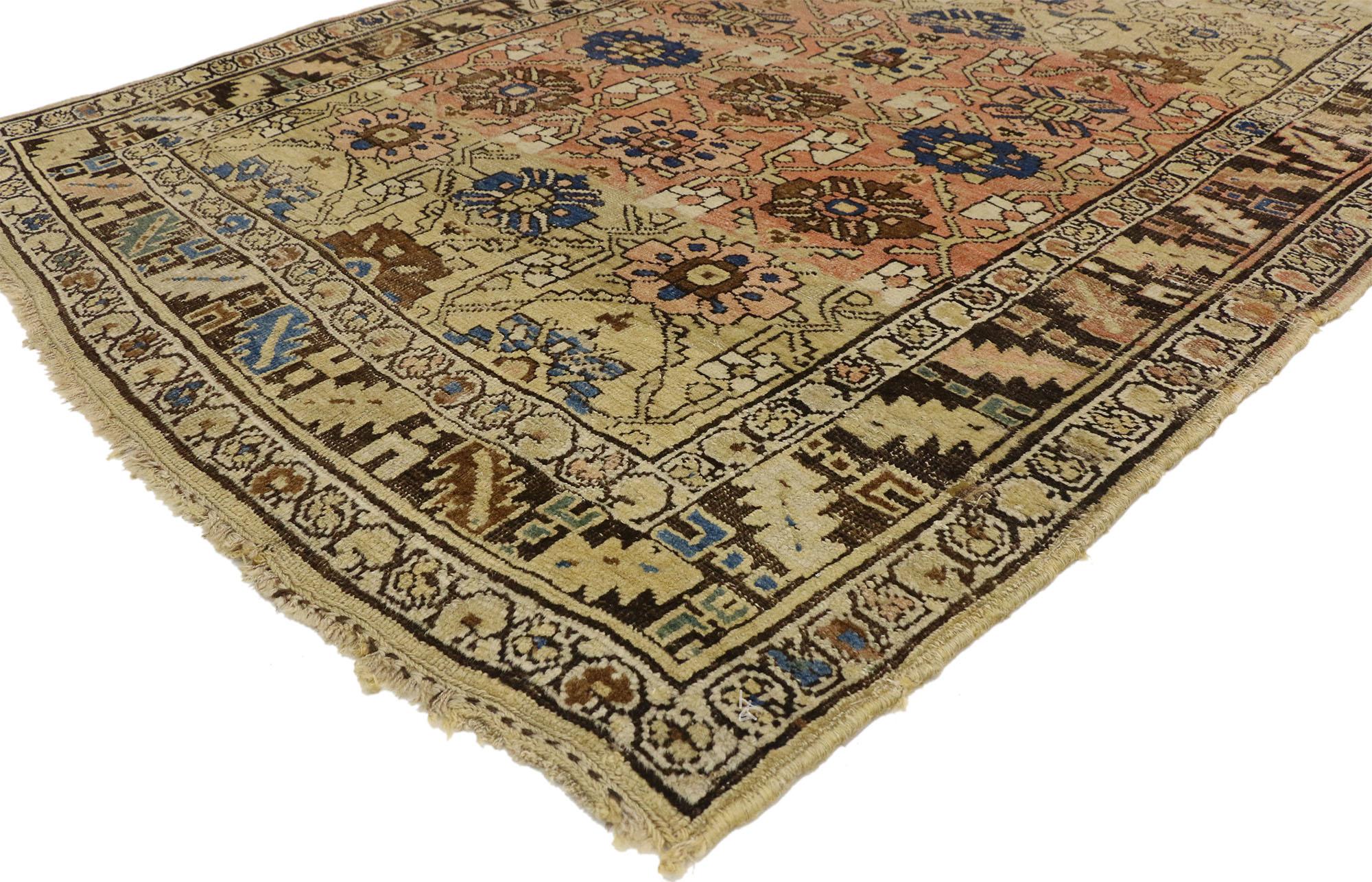 Possédant de nombreuses qualités recherchées par les amateurs de tapis et les connaisseurs, ce tapis persan antique Bijar sera un bel ajout à presque tous les espaces. Des vagues d'abrasion riches et robustes balaient le champ, renforçant la