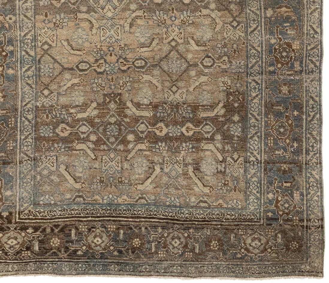 Ce tapis antique de Bijar est une extraordinaire pièce d'art tissé qui met en valeur le savoir-faire renommé et le style distinctif des tapis de Bijar, originaires de la région de Bijar en Iran. Sa qualité de fabrication et son souci du détail sont