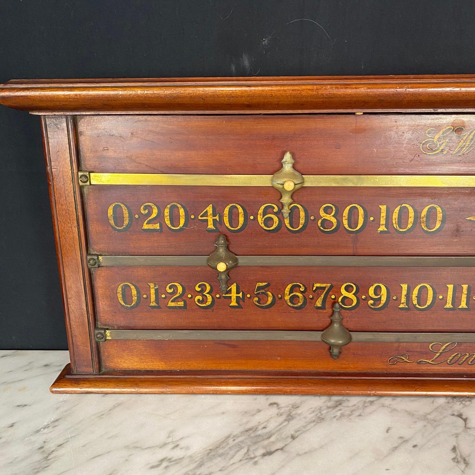 Antiguo marcador británico de billar o snooker fabricado por G. Wright & Co. de Londres - hermosa caoba con intrincados herrajes de latón. Con dos paneles de puntuación deslizantes con números dorados pintados a mano, la fila superior registra los
