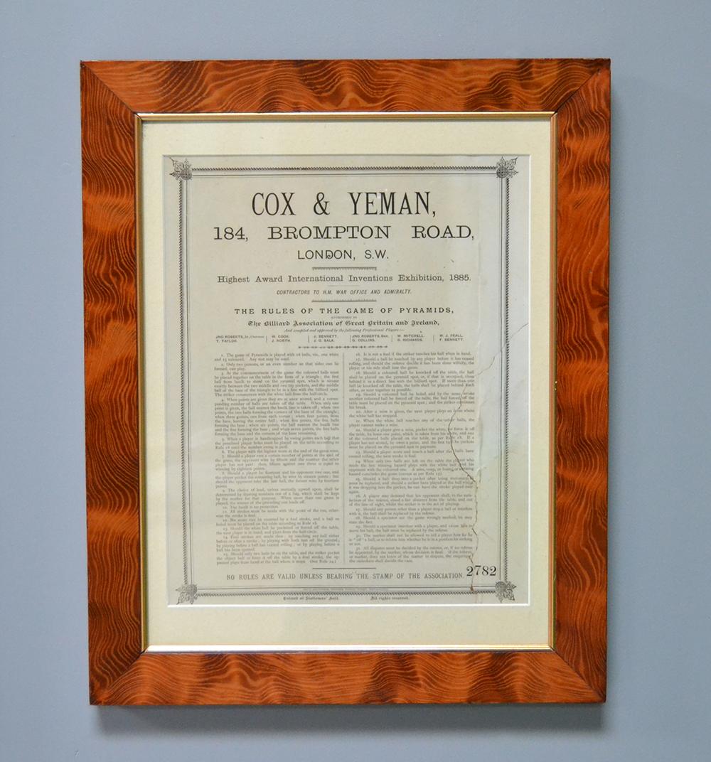 Precioso juego de reglas de billar de casa de campo fabricado hacia 1875 por Cox & Yeman de Londres, que consta de Las reglas del billar, Las reglas del billar piramidal y Las reglas del billar viviente.                               Hay algunas