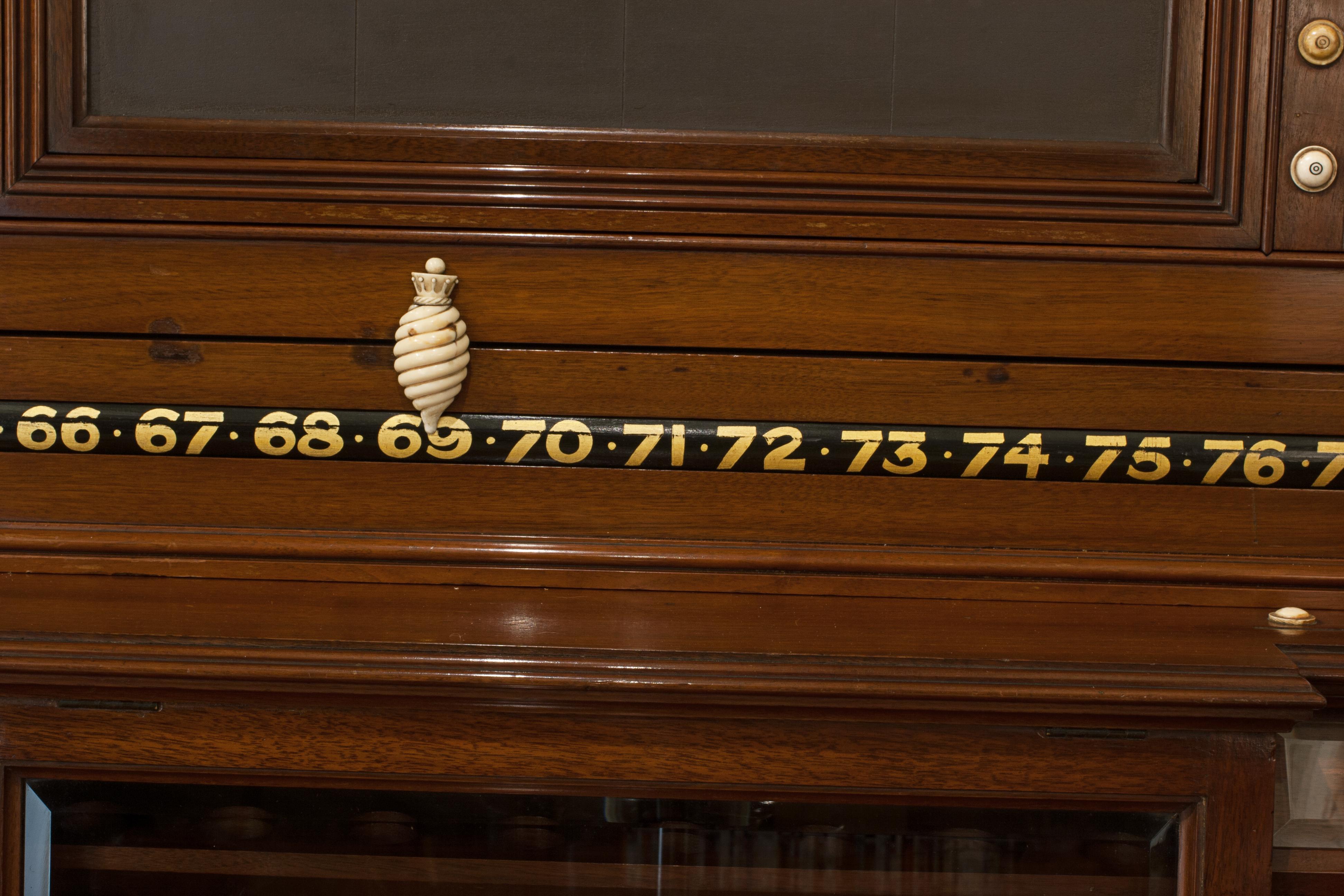 Tableau de billard ancien, planche de score de snooker, armoire en acajou en vente 10