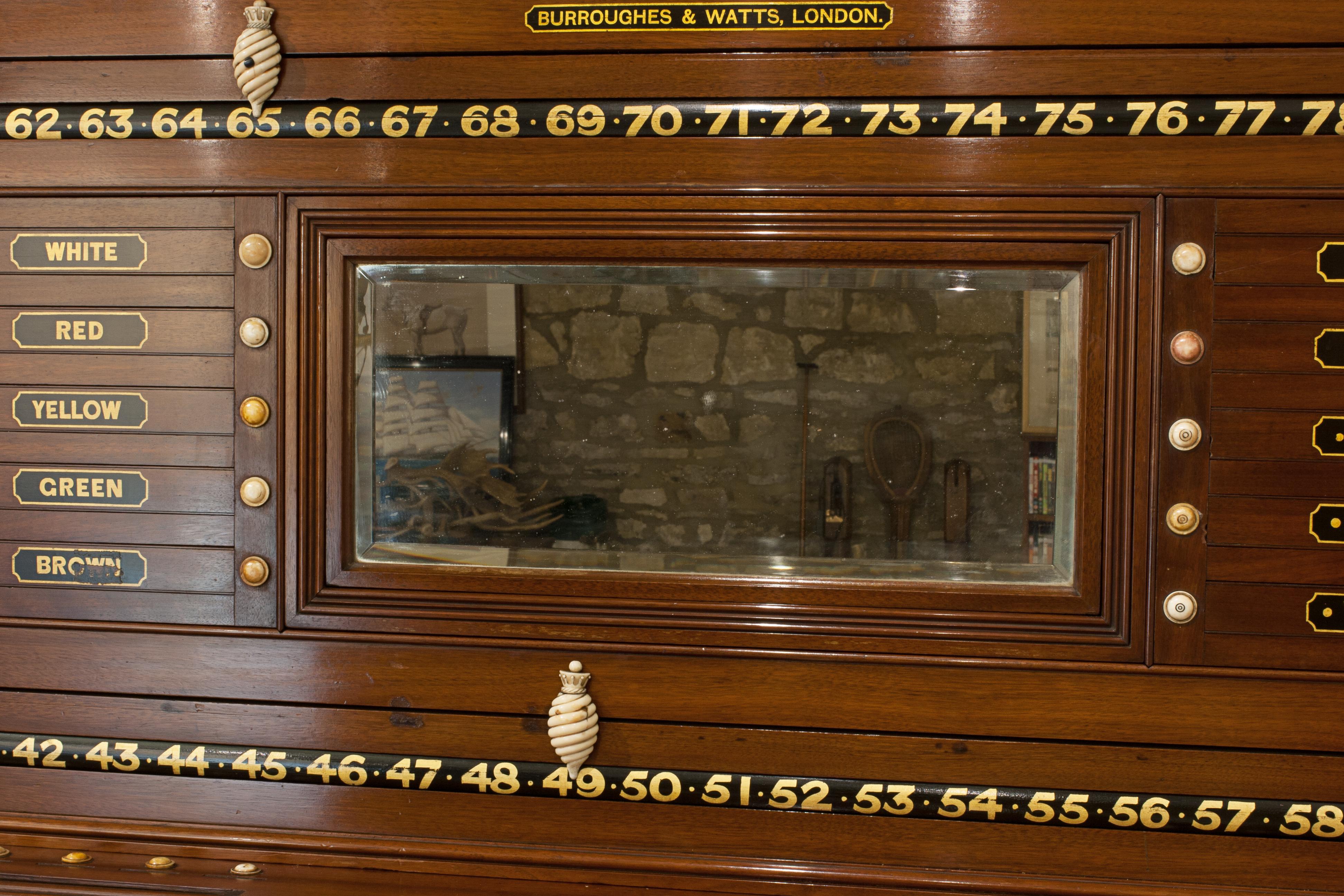 Tableau de billard ancien, planche de score de snooker, armoire en acajou en vente 1