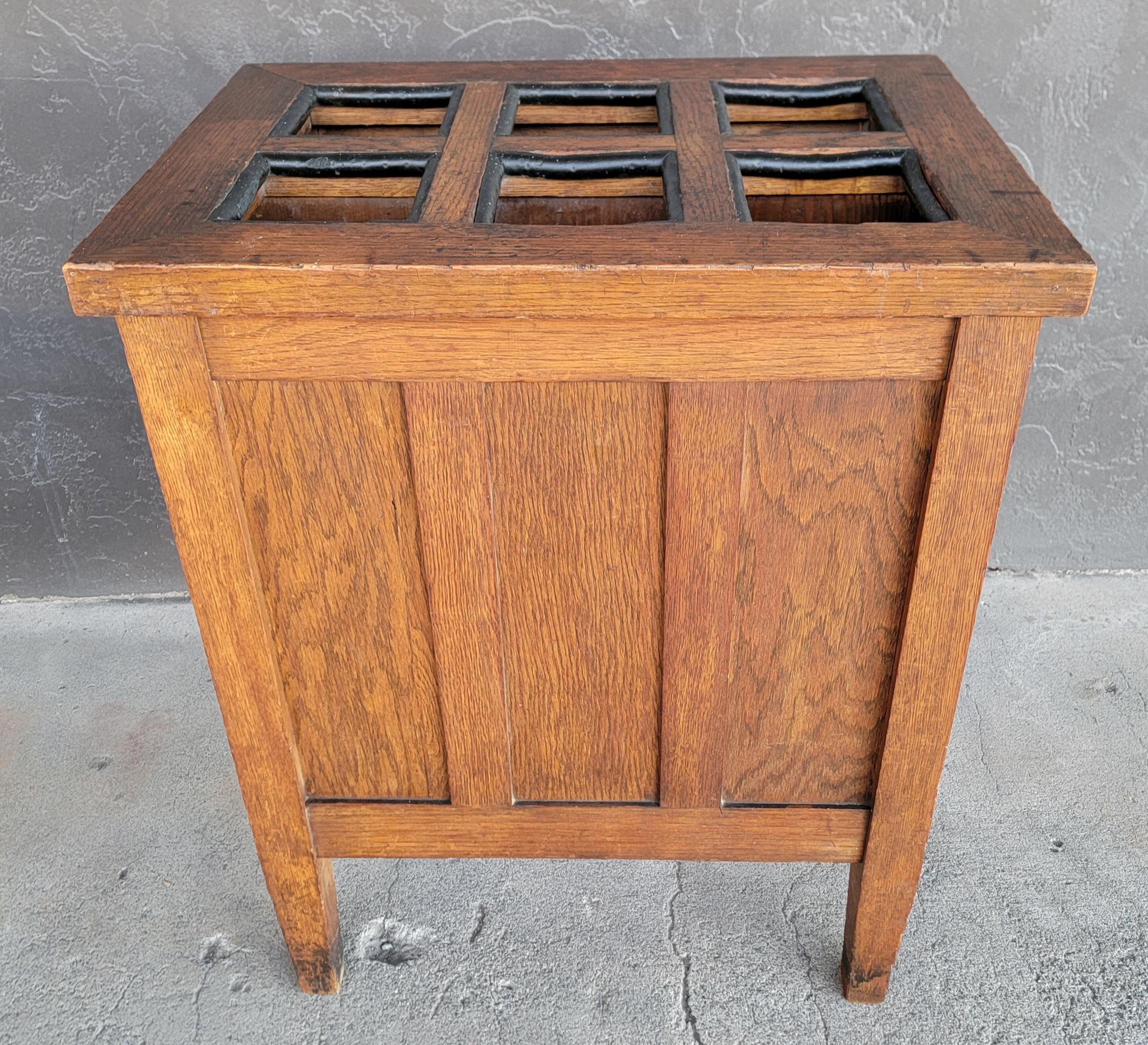 Rarissimo porta stecche da biliardo o portaoggetti da pavimento risalente ai primi anni del 1900. Utilizzato in una sala da biliardo o eventualmente come arredo commerciale in un negozio di biliardo. Mission Oak era con bellissime venature del legno