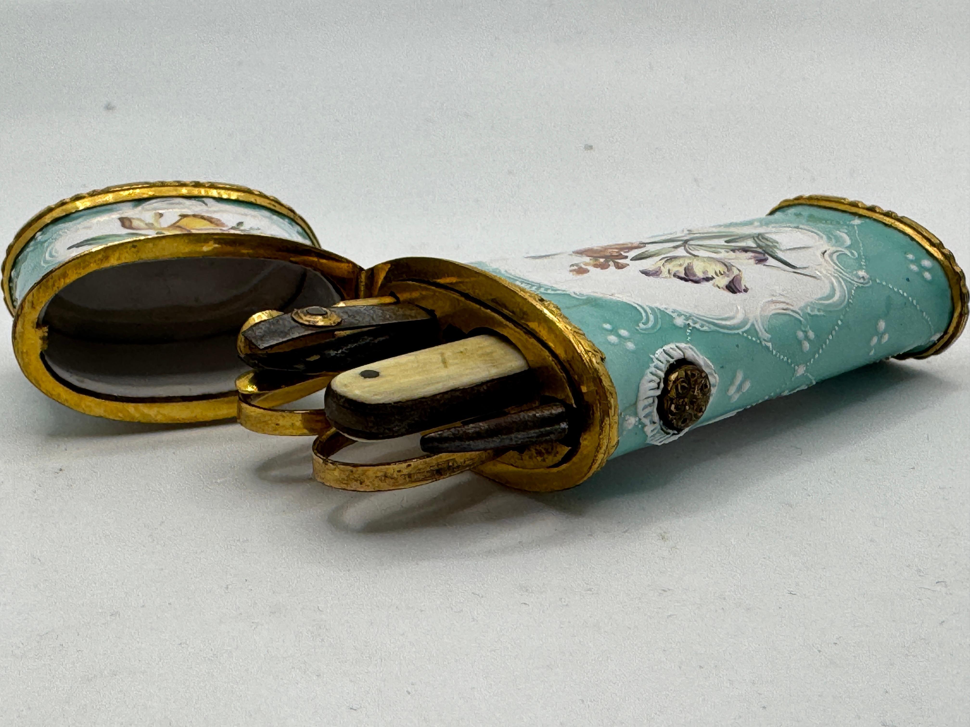 Boîte à couture / Etui en émail de Bilston, circa 1770 en vente 2