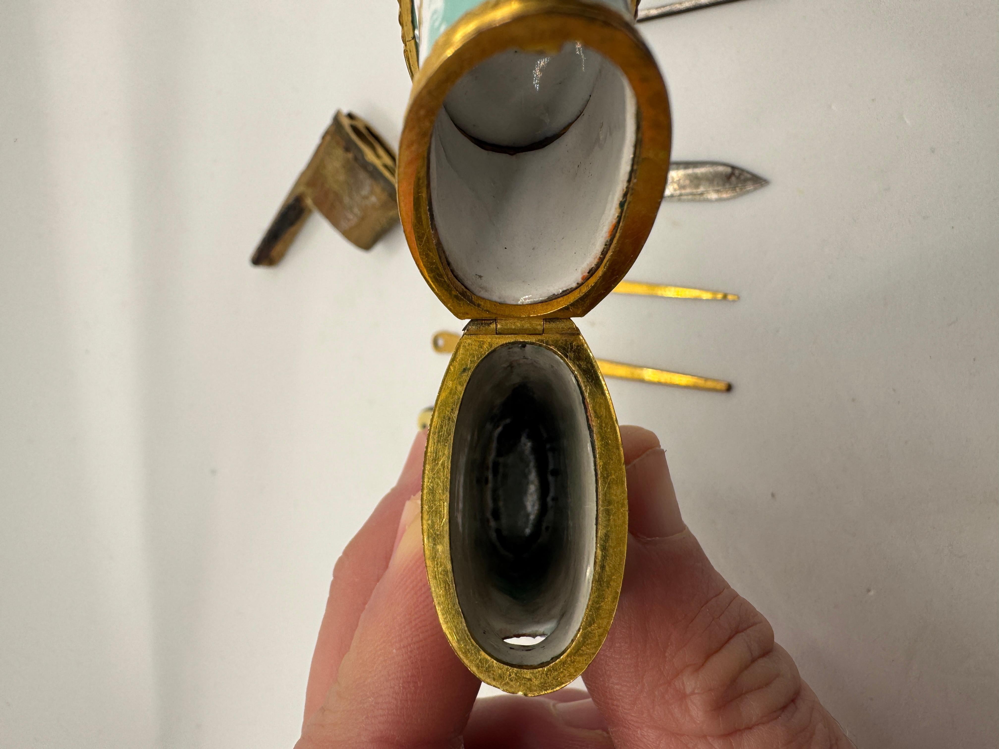 Boîte à couture / Etui en émail de Bilston, circa 1770 en vente 4