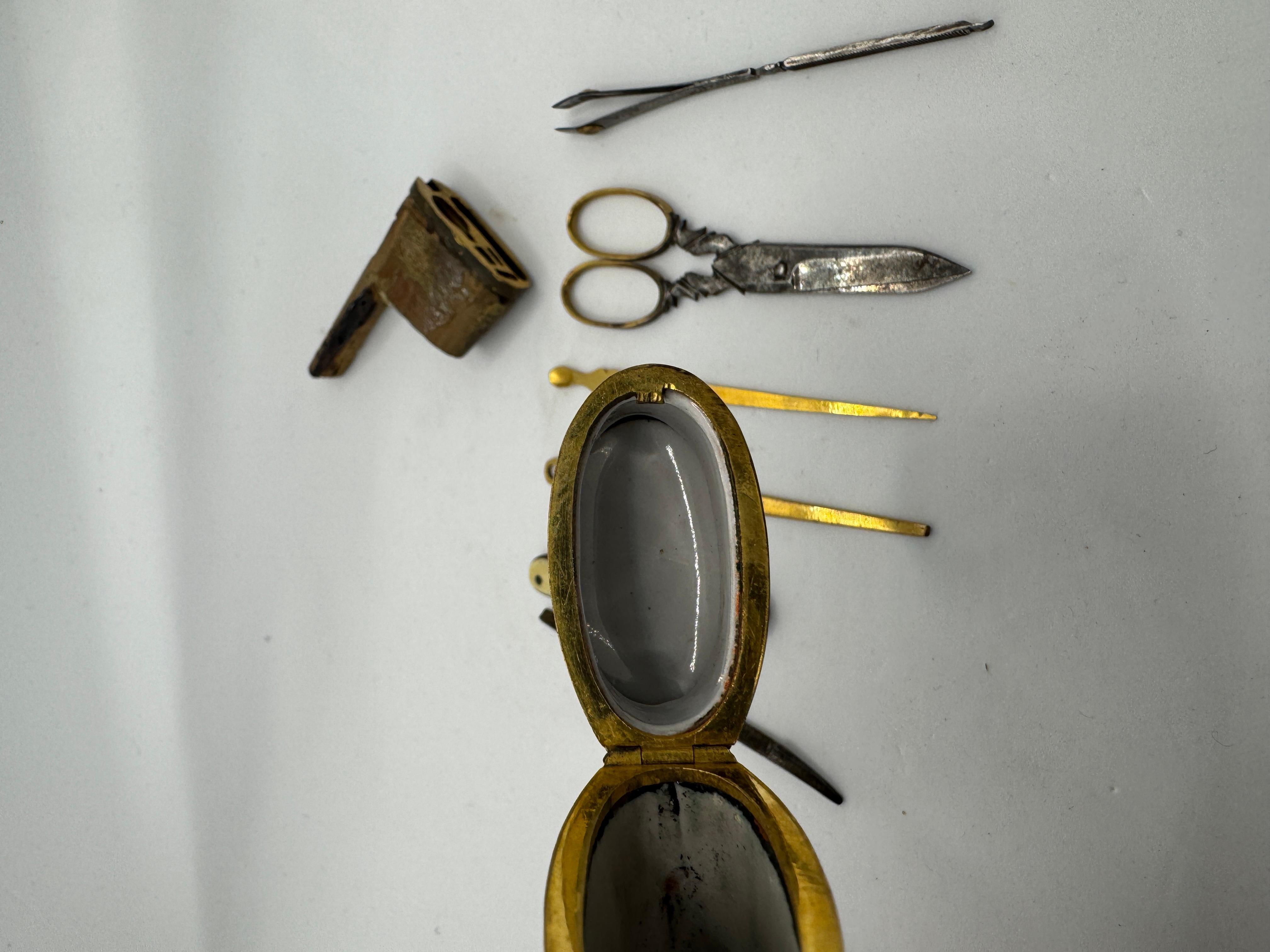 Boîte à couture / Etui en émail de Bilston, circa 1770 en vente 5