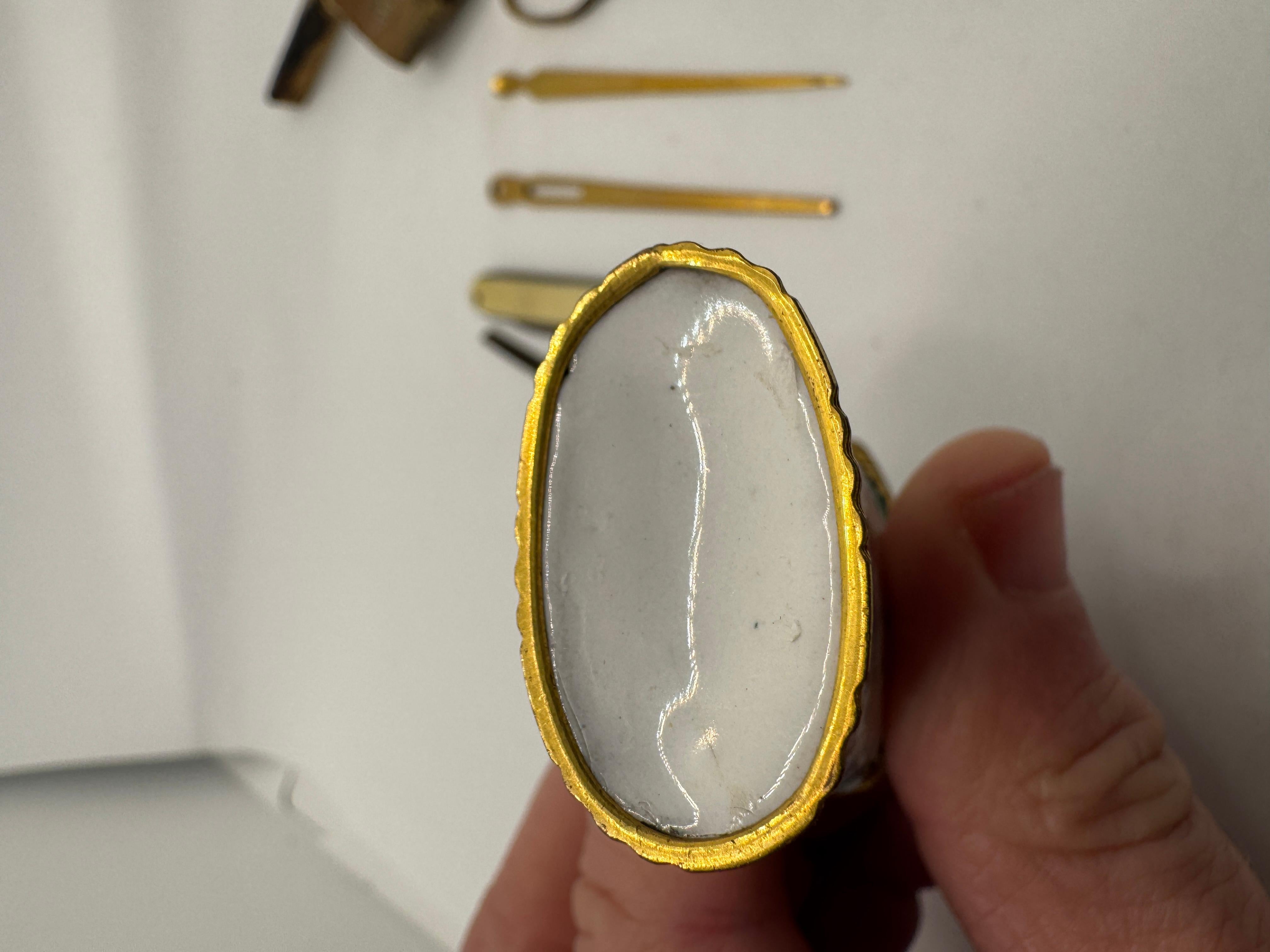 Boîte à couture / Etui en émail de Bilston, circa 1770 en vente 7