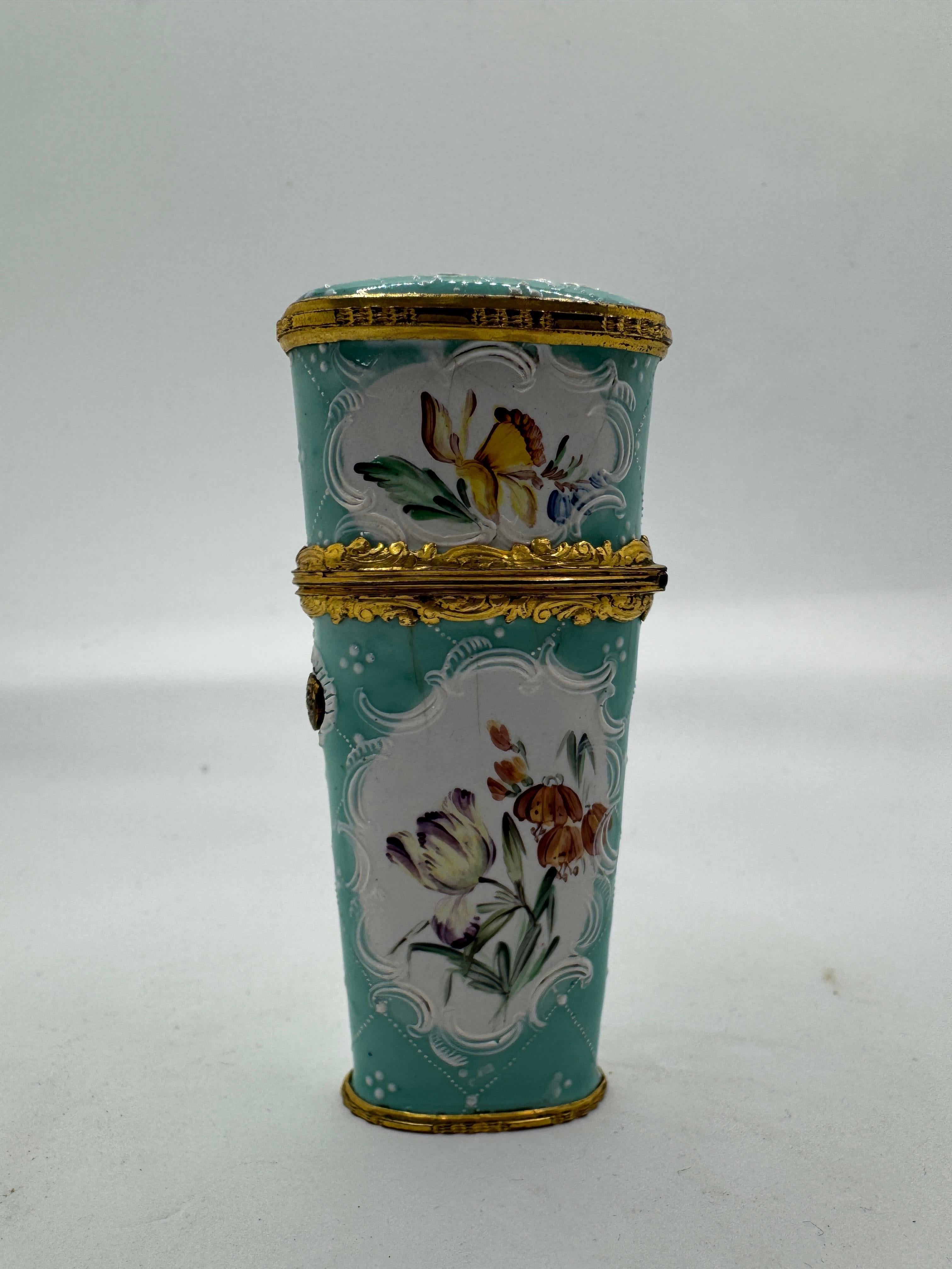 Doré Boîte à couture / Etui en émail de Bilston, circa 1770 en vente