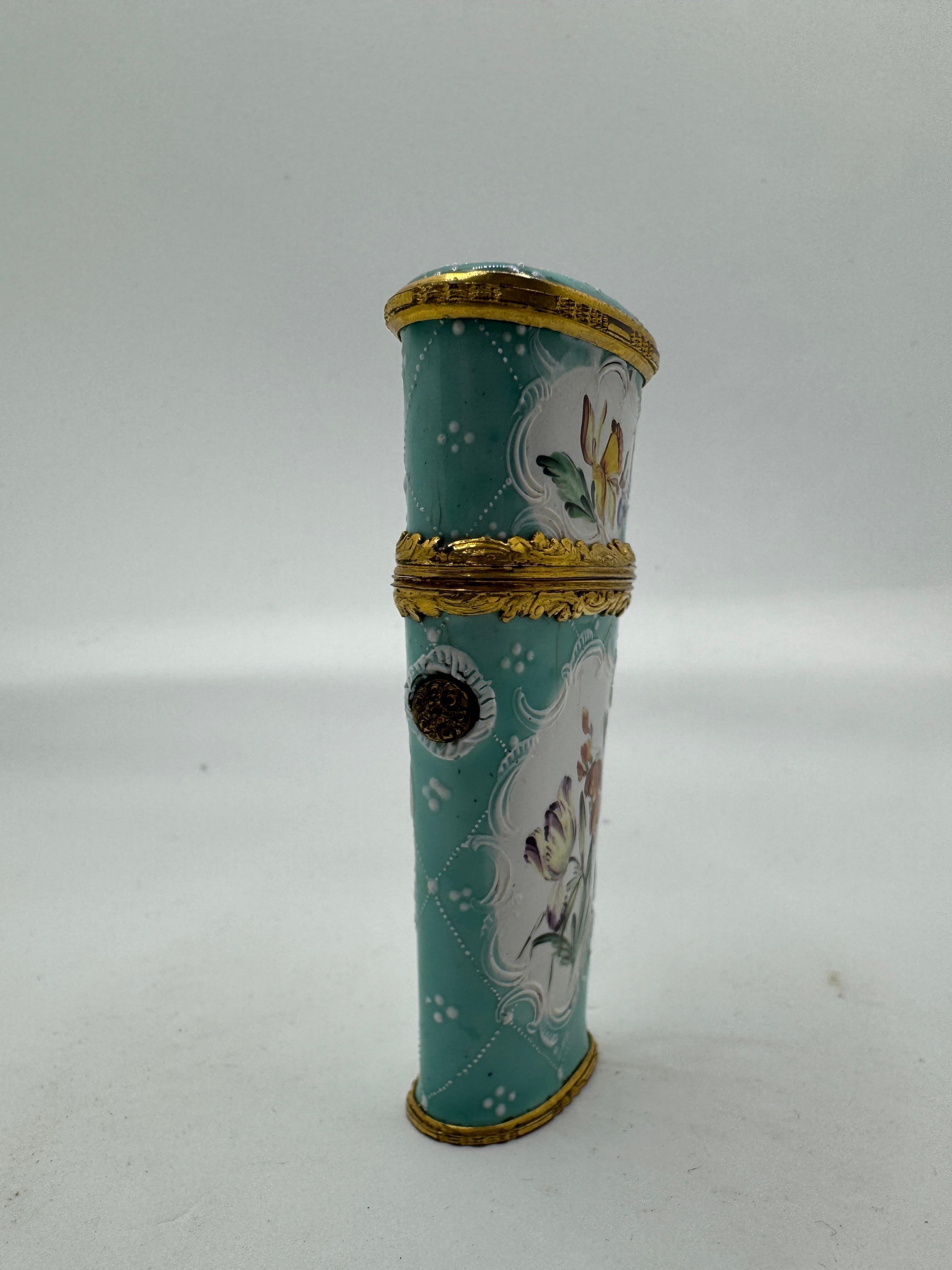 Milieu du XVIIIe siècle Boîte à couture / Etui en émail de Bilston, circa 1770 en vente