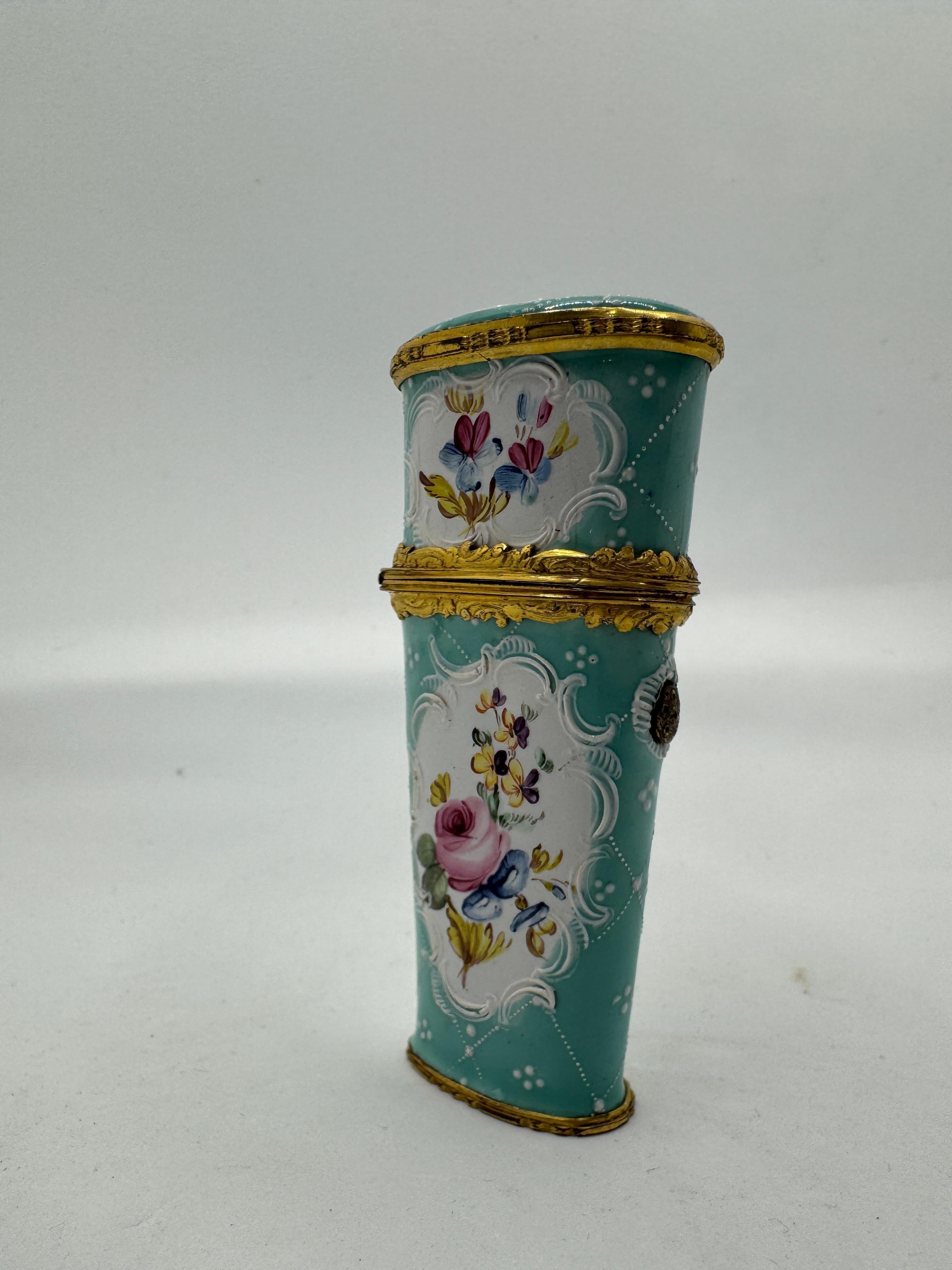 Boîte à couture / Etui en émail de Bilston, circa 1770 en vente 1