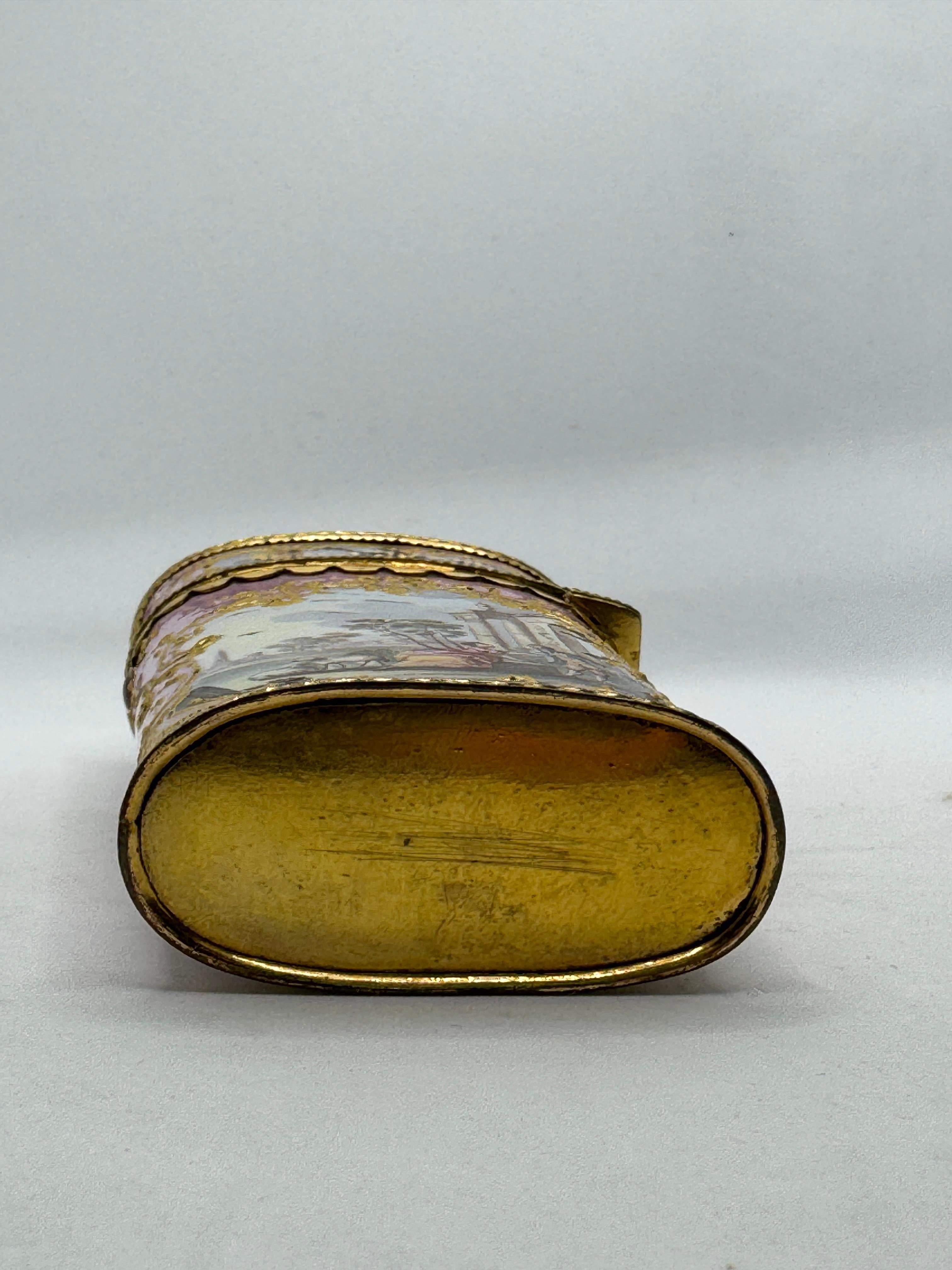 Boîte à couture / Etui en émail de Bilston, circa 1780 en vente 2