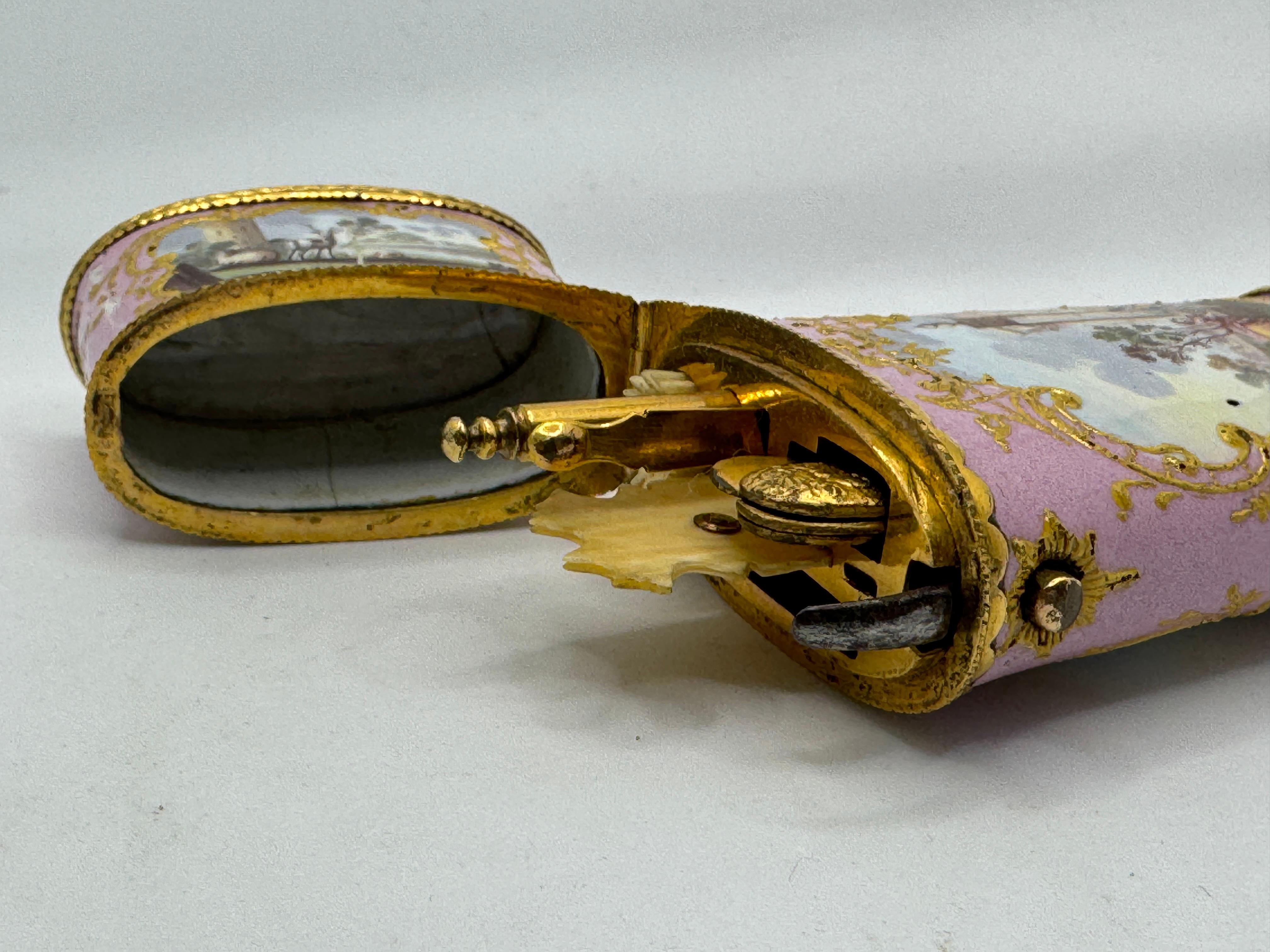 Boîte à couture / Etui en émail de Bilston, circa 1780 en vente 3