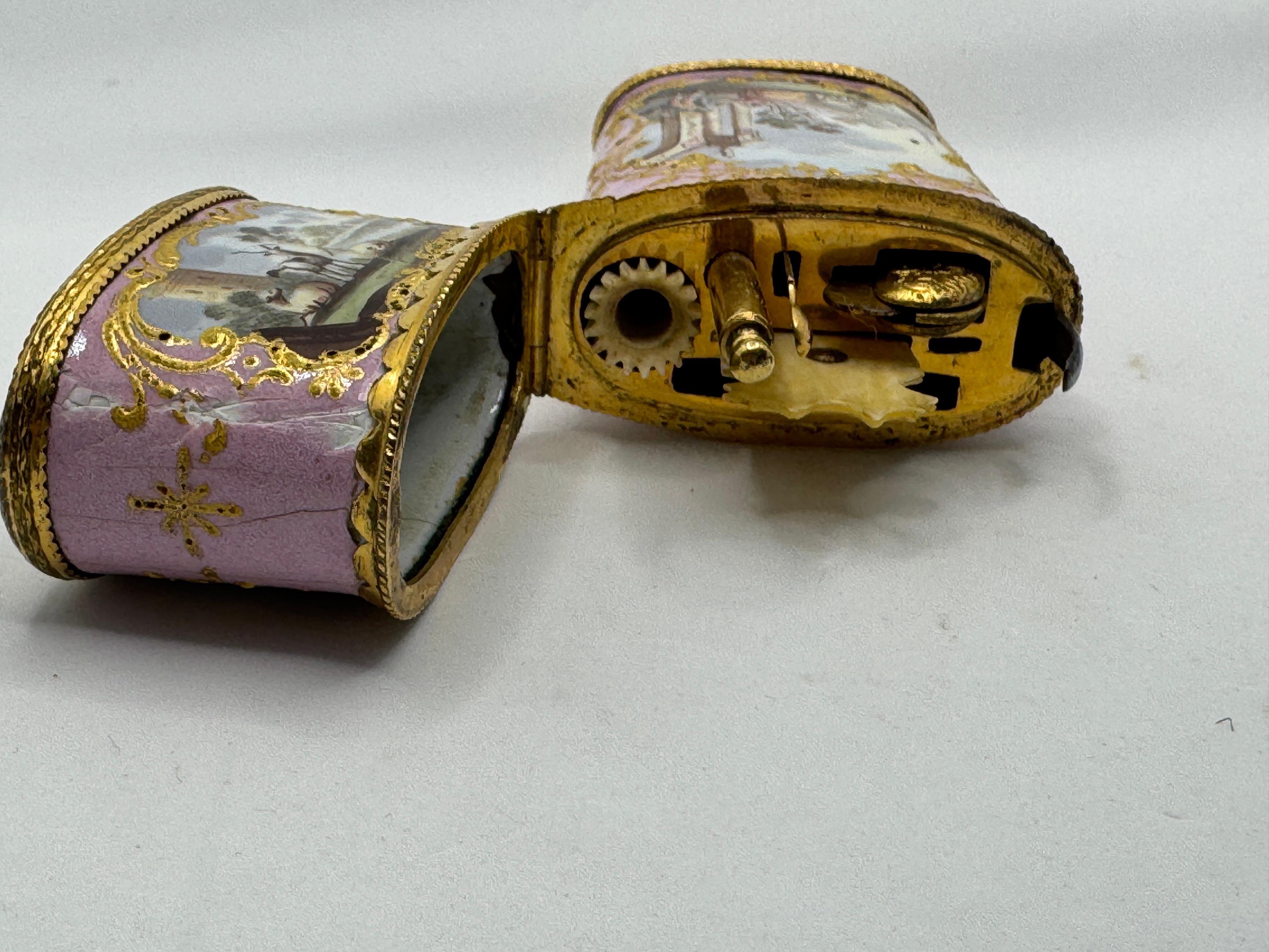 Boîte à couture / Etui en émail de Bilston, circa 1780 en vente 4