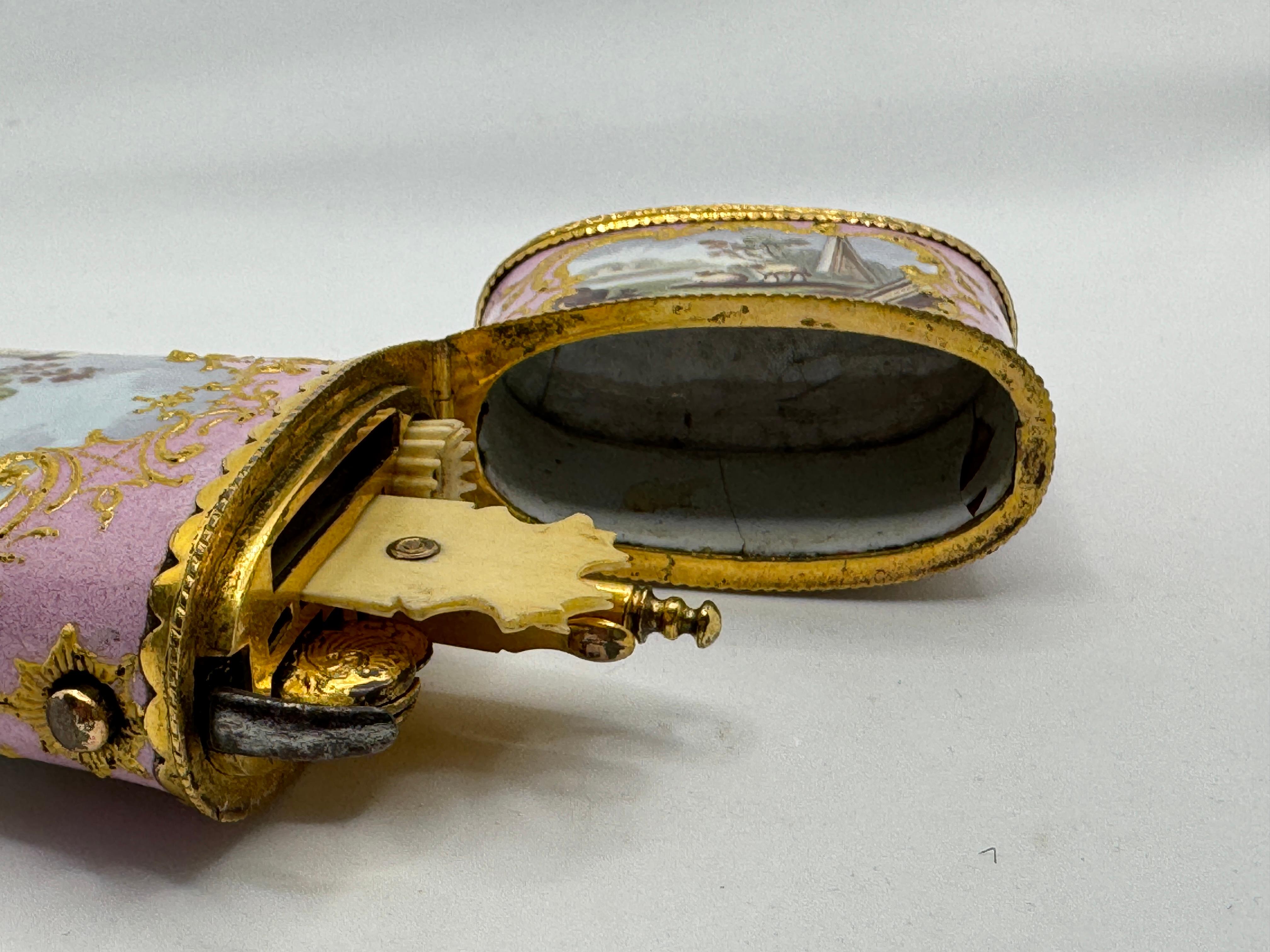Boîte à couture / Etui en émail de Bilston, circa 1780 en vente 5
