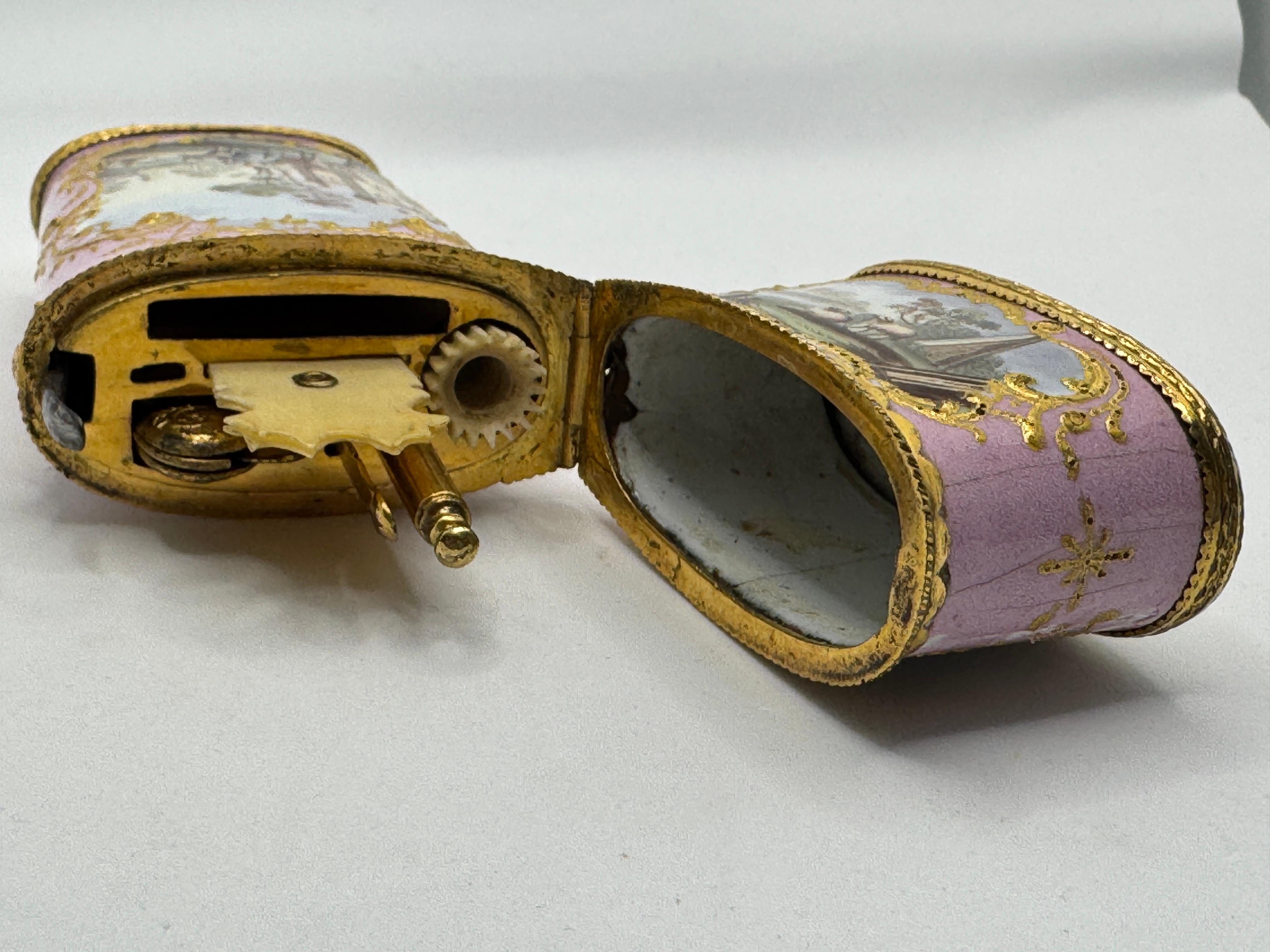 Boîte à couture / Etui en émail de Bilston, circa 1780 en vente 6