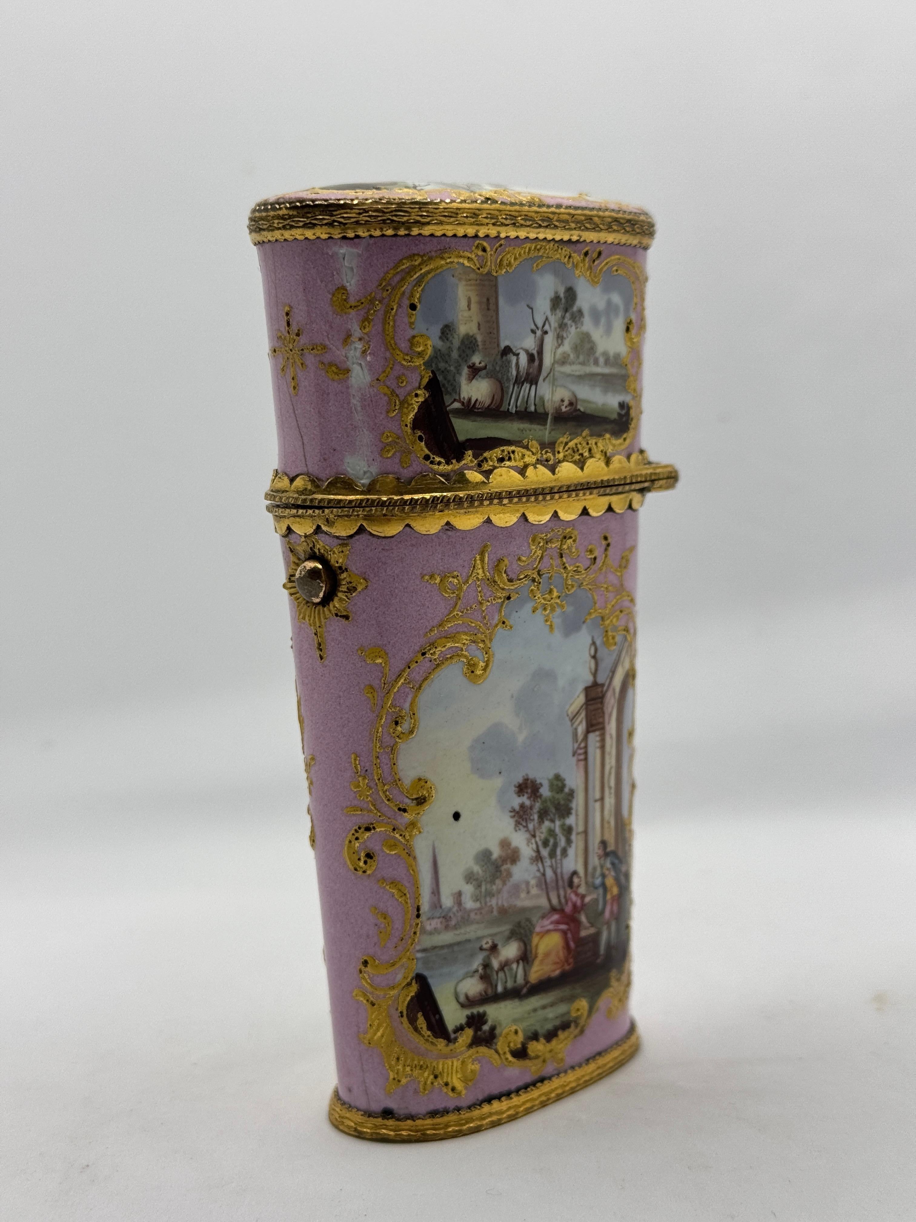 Etui / boîte à couture en émail de Bilston du XVIIIe siècle, décoré d'un cartouche rococo en émail rose et doré contenant des paysages figuratifs et animaliers romantiques, vers 1780.