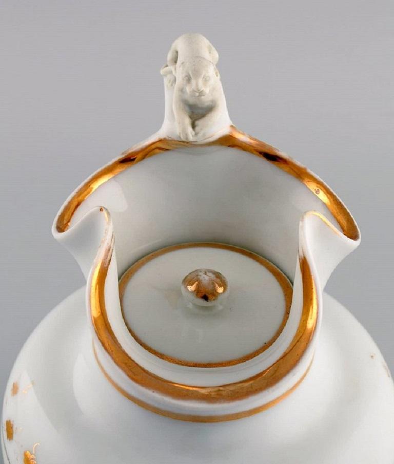 Danois Ancienne carafe à chocolat Bing & Grøndahl en porcelaine avec un lion, années 1870 en vente