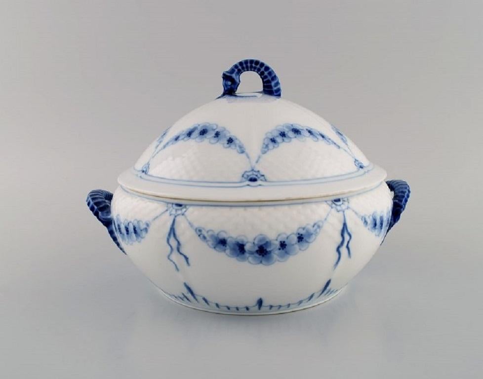 Antike Bing & Grøndahl Empire-Terrine mit Deckel aus handbemaltem Porzellan (Handbemalt) im Angebot