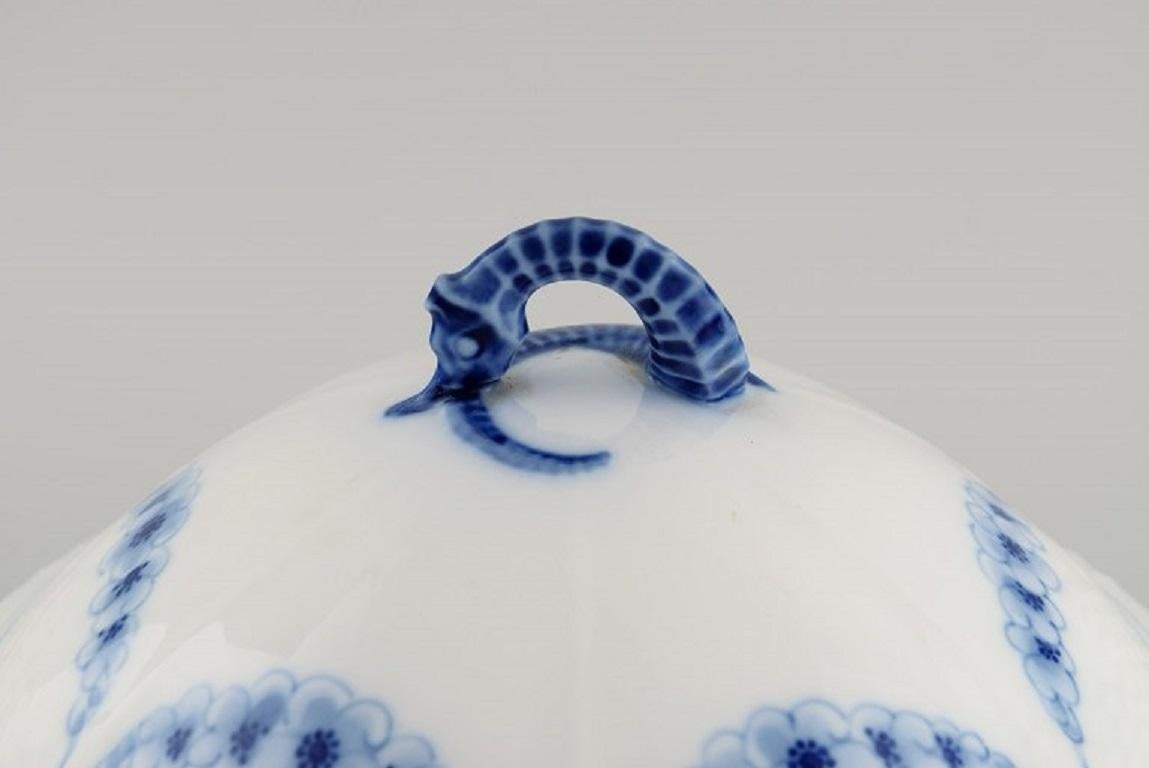 Antike Bing & Grøndahl Empire-Terrine mit Deckel aus handbemaltem Porzellan im Zustand „Hervorragend“ im Angebot in Copenhagen, DK