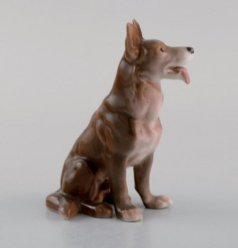 Antique Bing & Grøndahl porcelain figurine. Sitting German Shepherd. Model number 2197. 
Early 20th century.
Measures: 9.5 x 7 cm.
In excellent condition.
Stamped.
1st factory quality.
